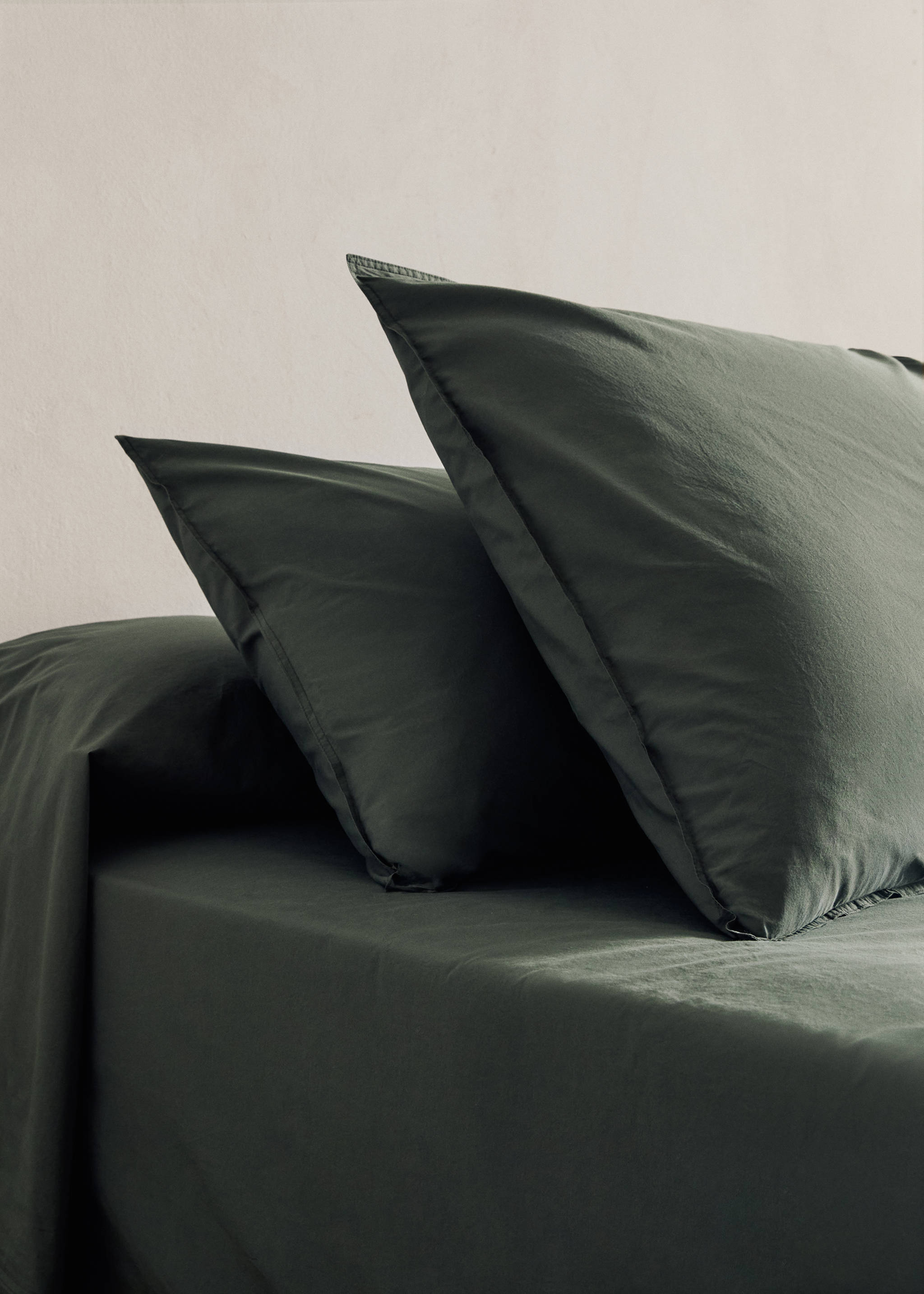 Two cotton poplin double-stitched pillowcases 50x75 cm - General plane