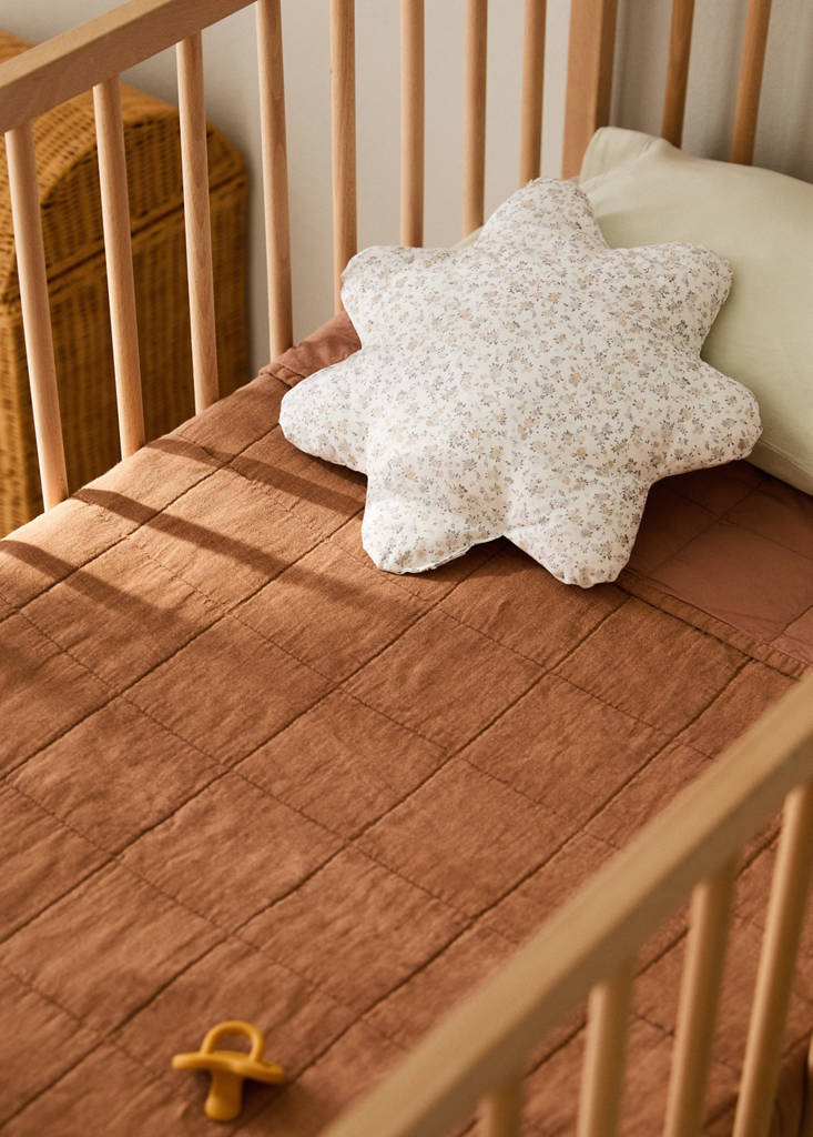 Leinen-Babybettdecke garment dyed mit Karosteppung — Mittelbraun