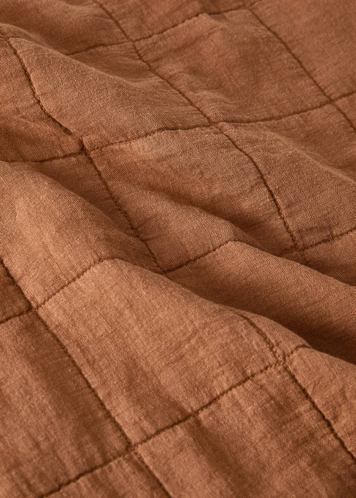 Leinen-Babybettdecke garment dyed mit Karosteppung — Mittelbraun