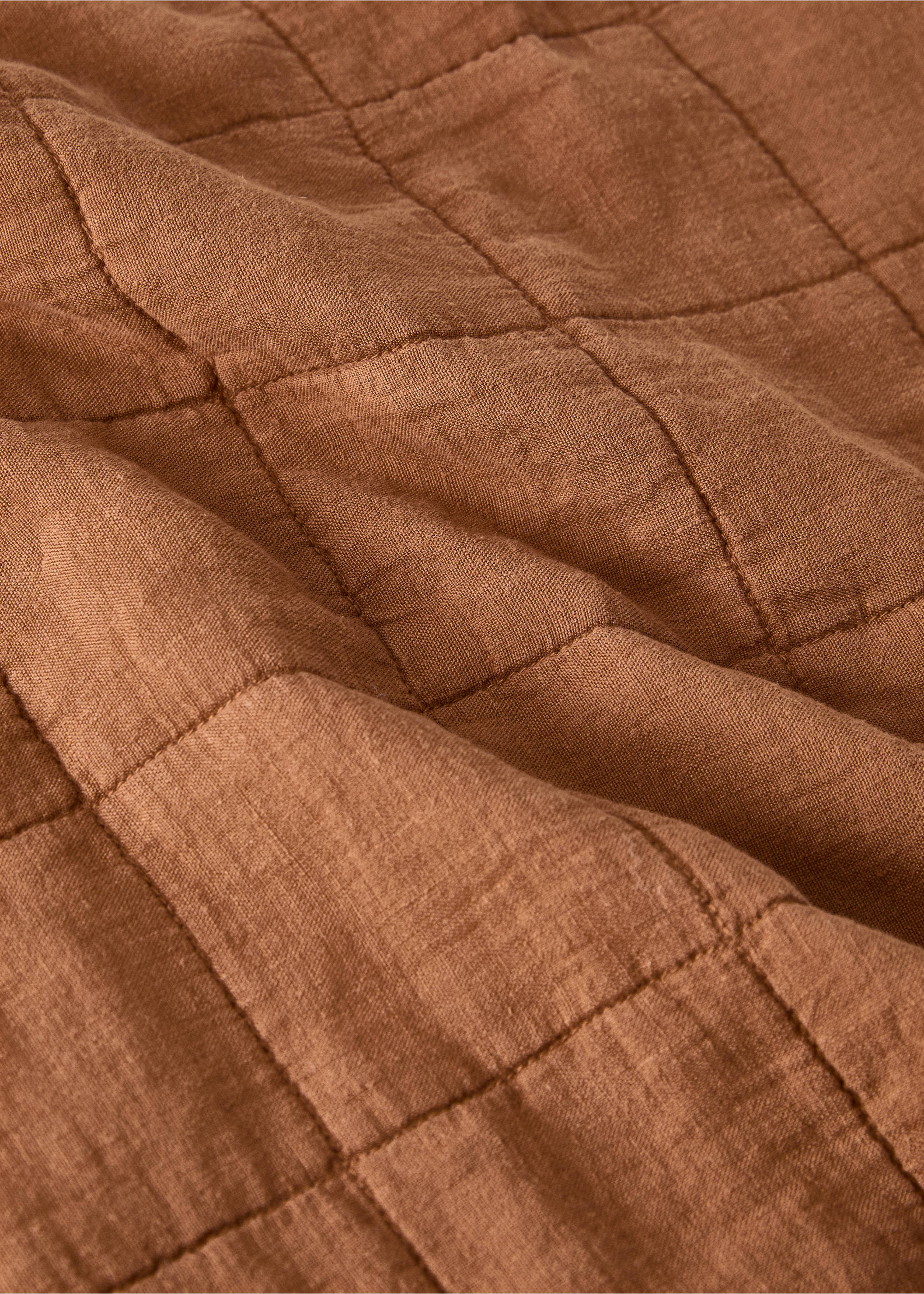 Cuvertură pătuț din in garment dyed, cusături pătrate - Detaliu al articolului 1, Maro mediu. Ref: 17061541-00.