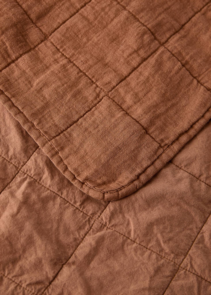 Leinen-Babybettdecke garment dyed mit Karosteppung — Mittelbraun