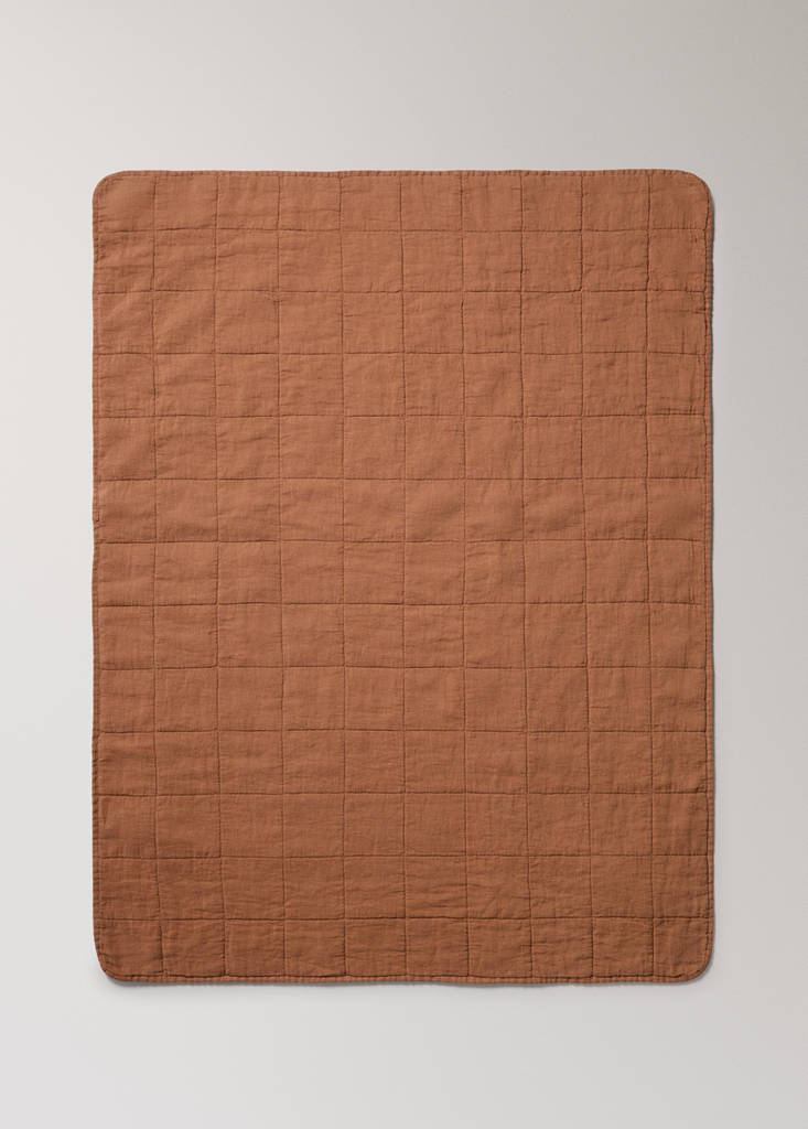 Leinen-Babybettdecke garment dyed mit Karosteppung — Mittelbraun
