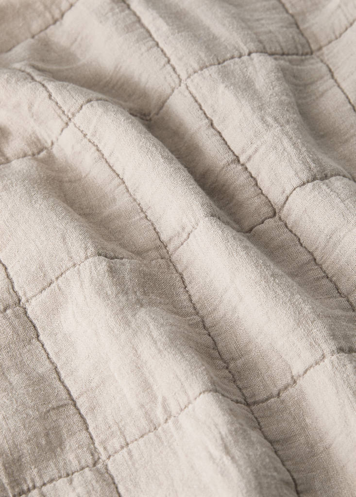 Leinen-Babybettdecke garment dyed mit Karosteppung — Mittelbraun