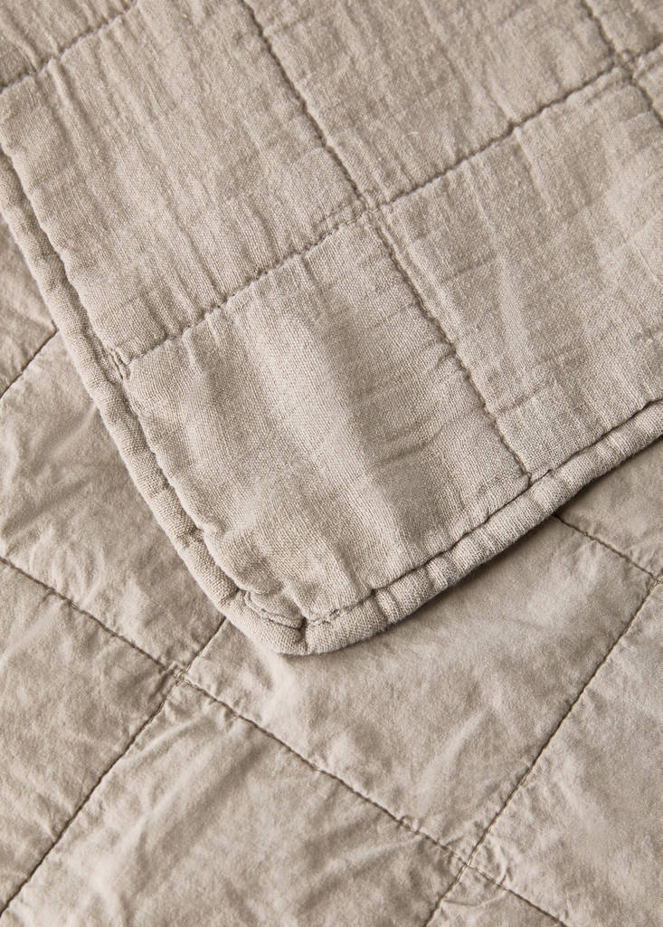 Leinen-Babybettdecke garment dyed mit Karosteppung — Mittelbraun