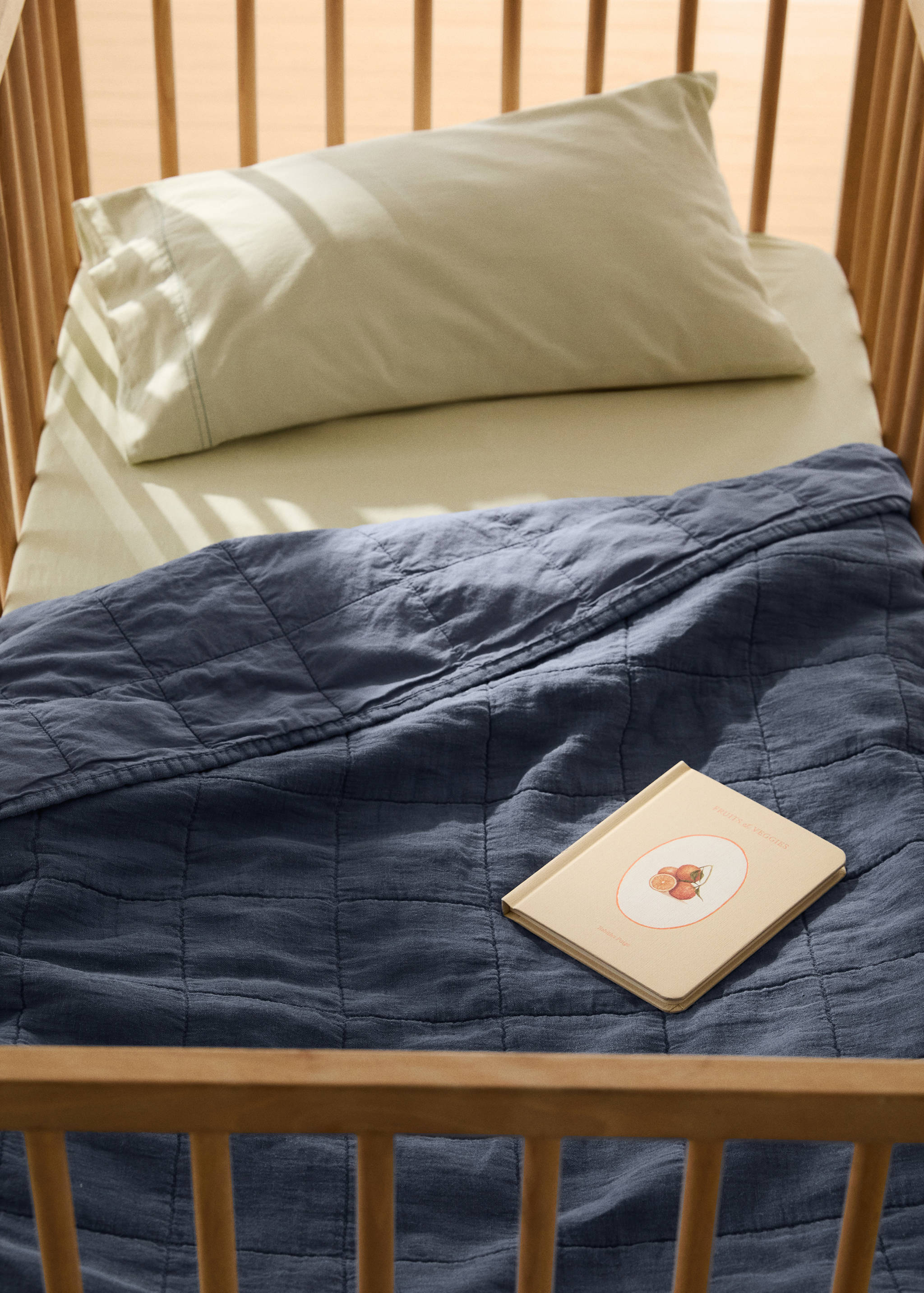 Cuvertură pătuț din in garment dyed, cusături pătrate - Plan general