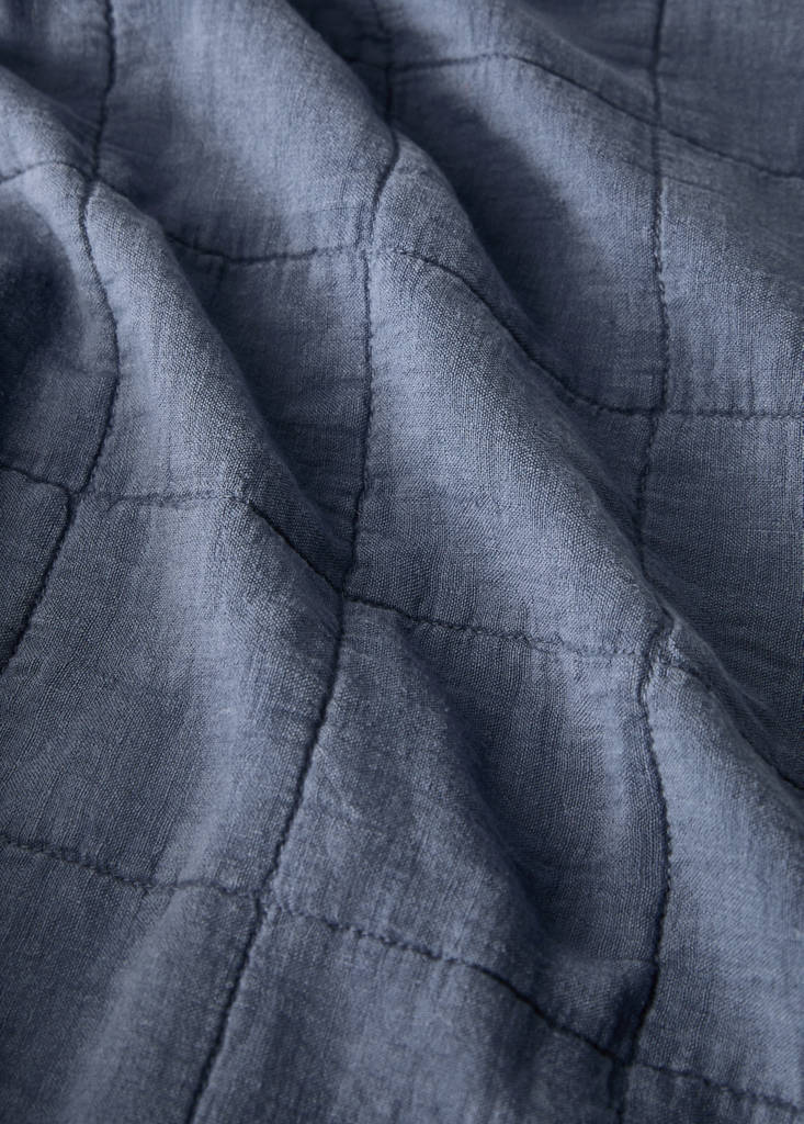 Leinen-Babybettdecke garment dyed mit Karosteppung — Blau