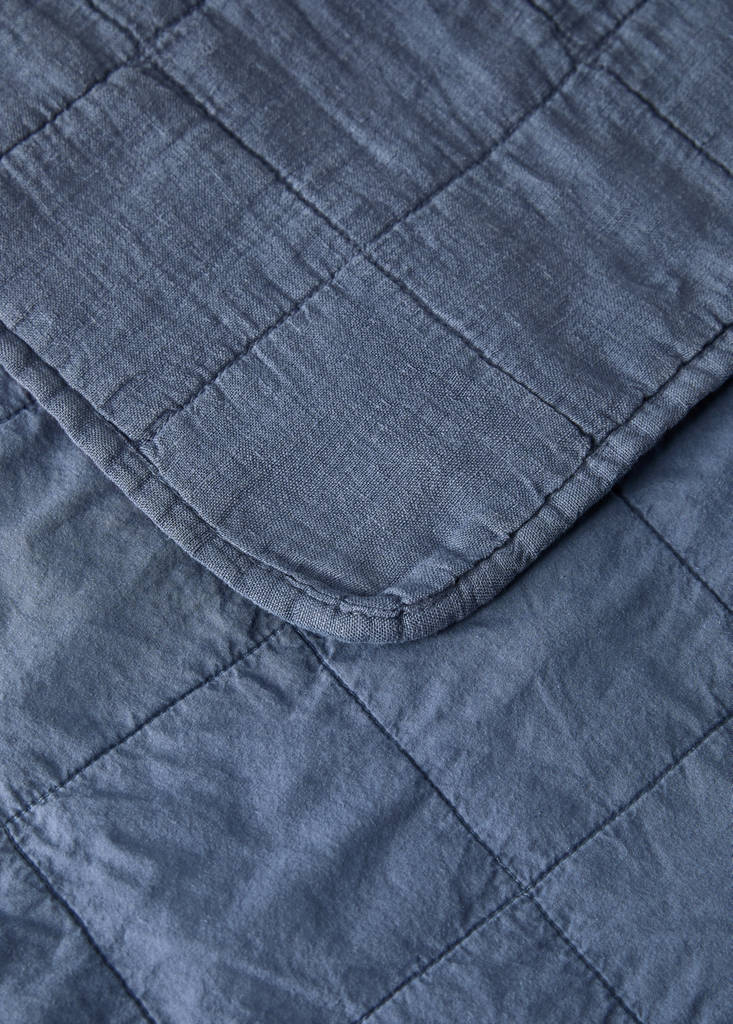 Leinen-Babybettdecke garment dyed mit Karosteppung — Blau