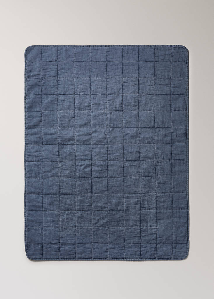 Leinen-Babybettdecke garment dyed mit Karosteppung — Blau