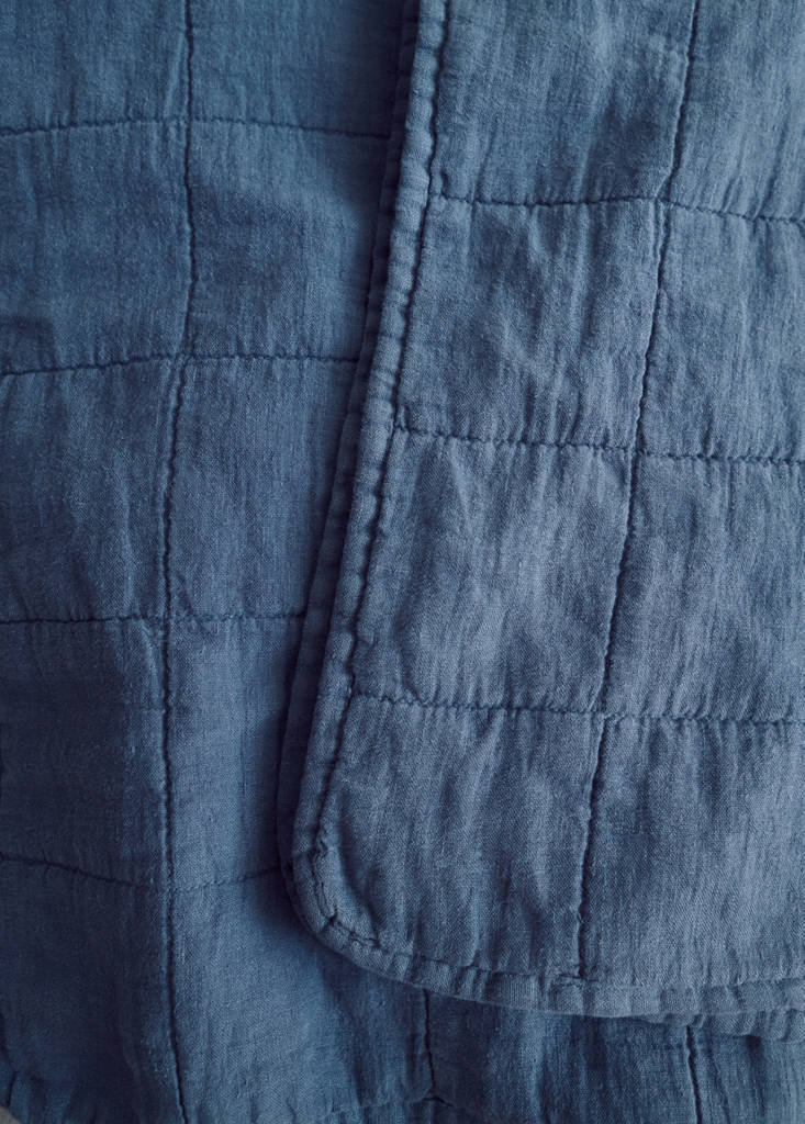 Leinen-Babybettdecke garment dyed mit Karosteppung — Blau