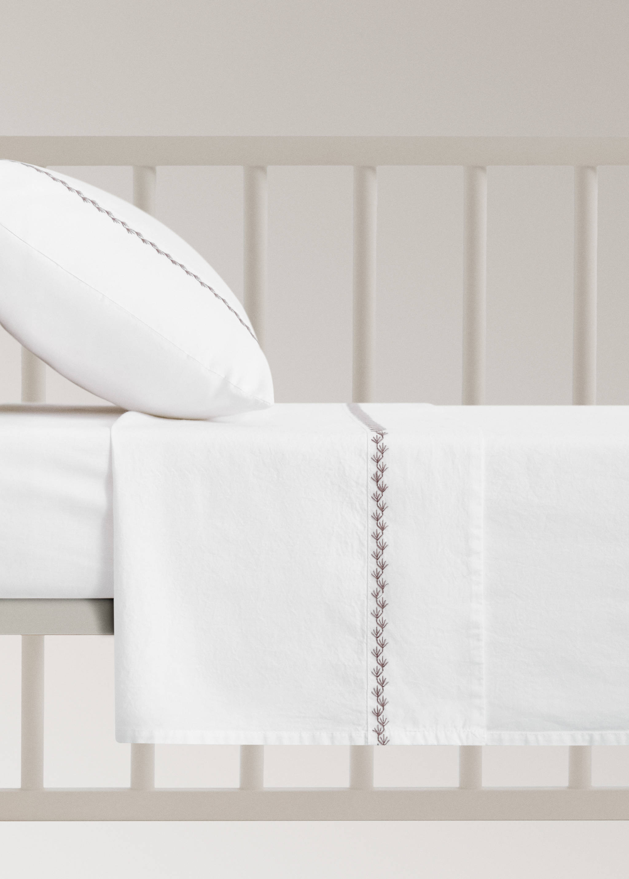 Percale cotton children's top sheet with embroidered detail for cot - Article without model