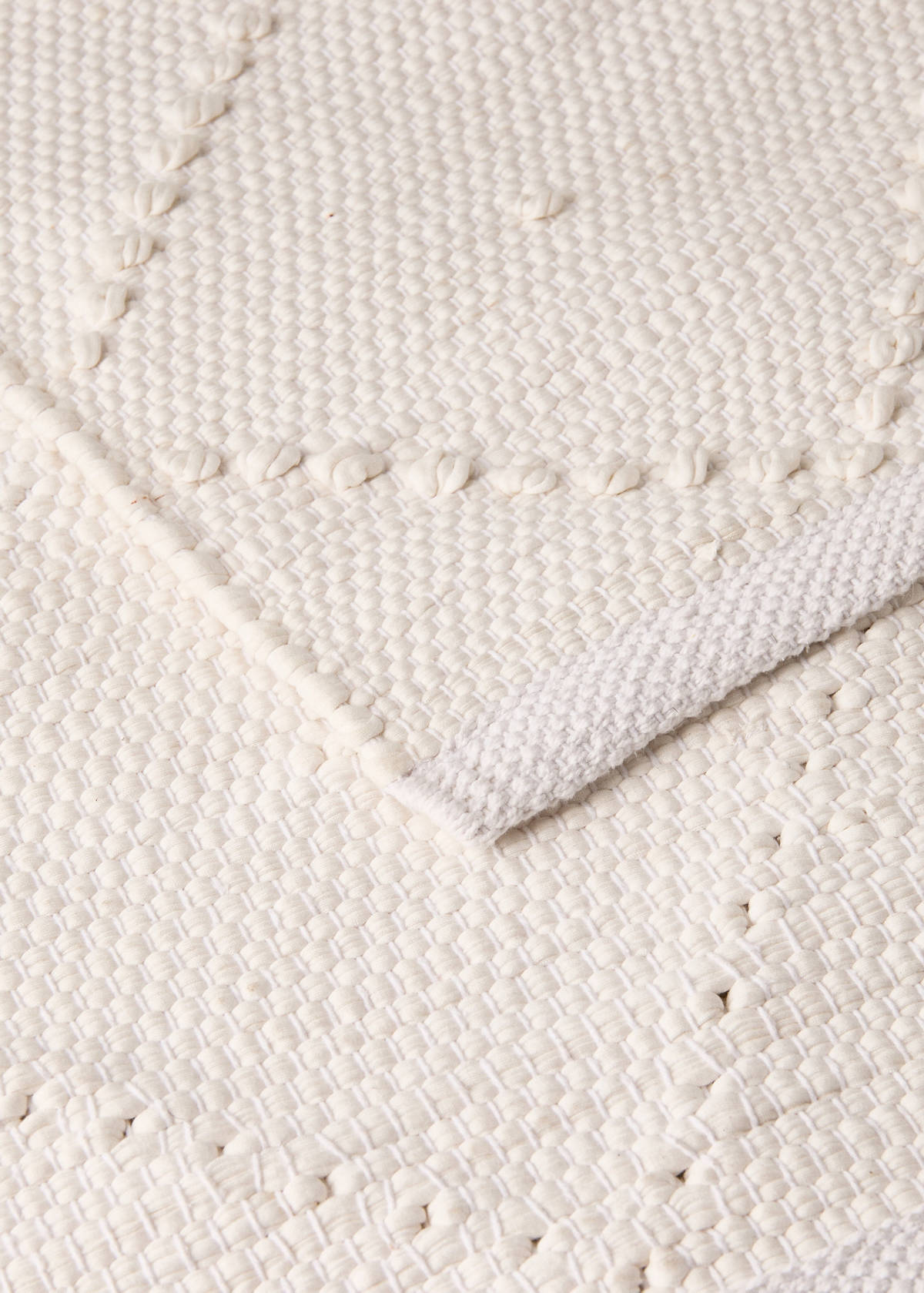Alfombra infantil algodón rombos pompón — Blanco roto