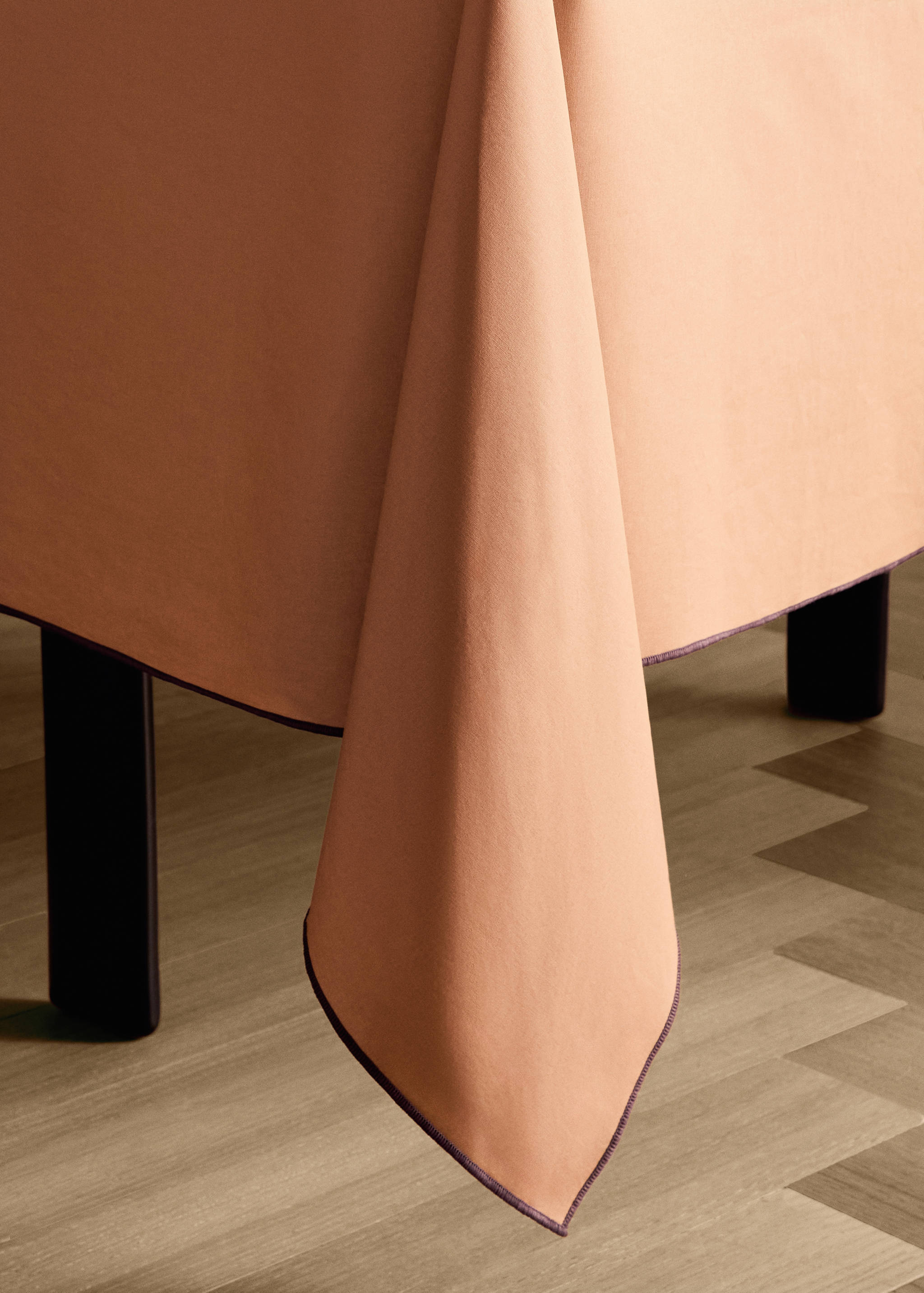 Resin-coated cotton tablecloth with overlock stitching for 8 to 10 diners - Details of the article 8