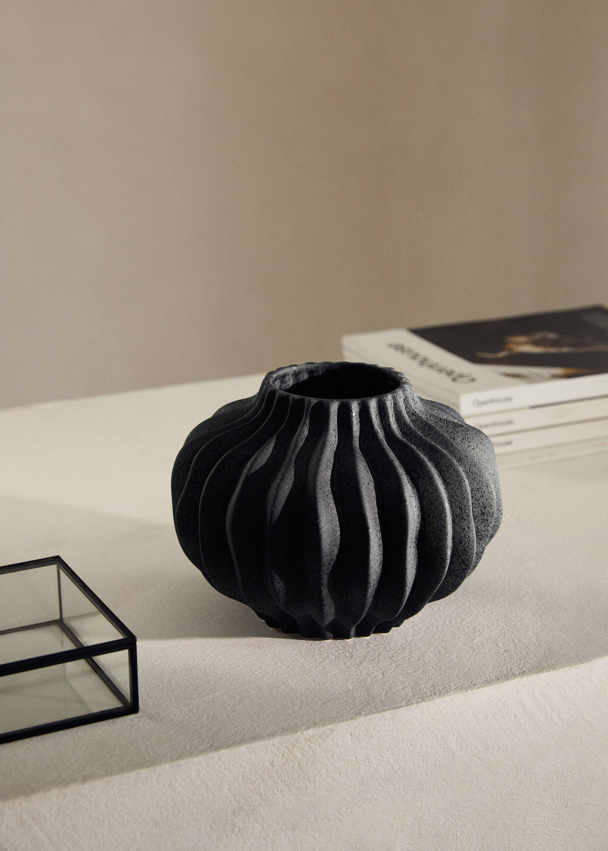 Small organic earthenware vase - General plane