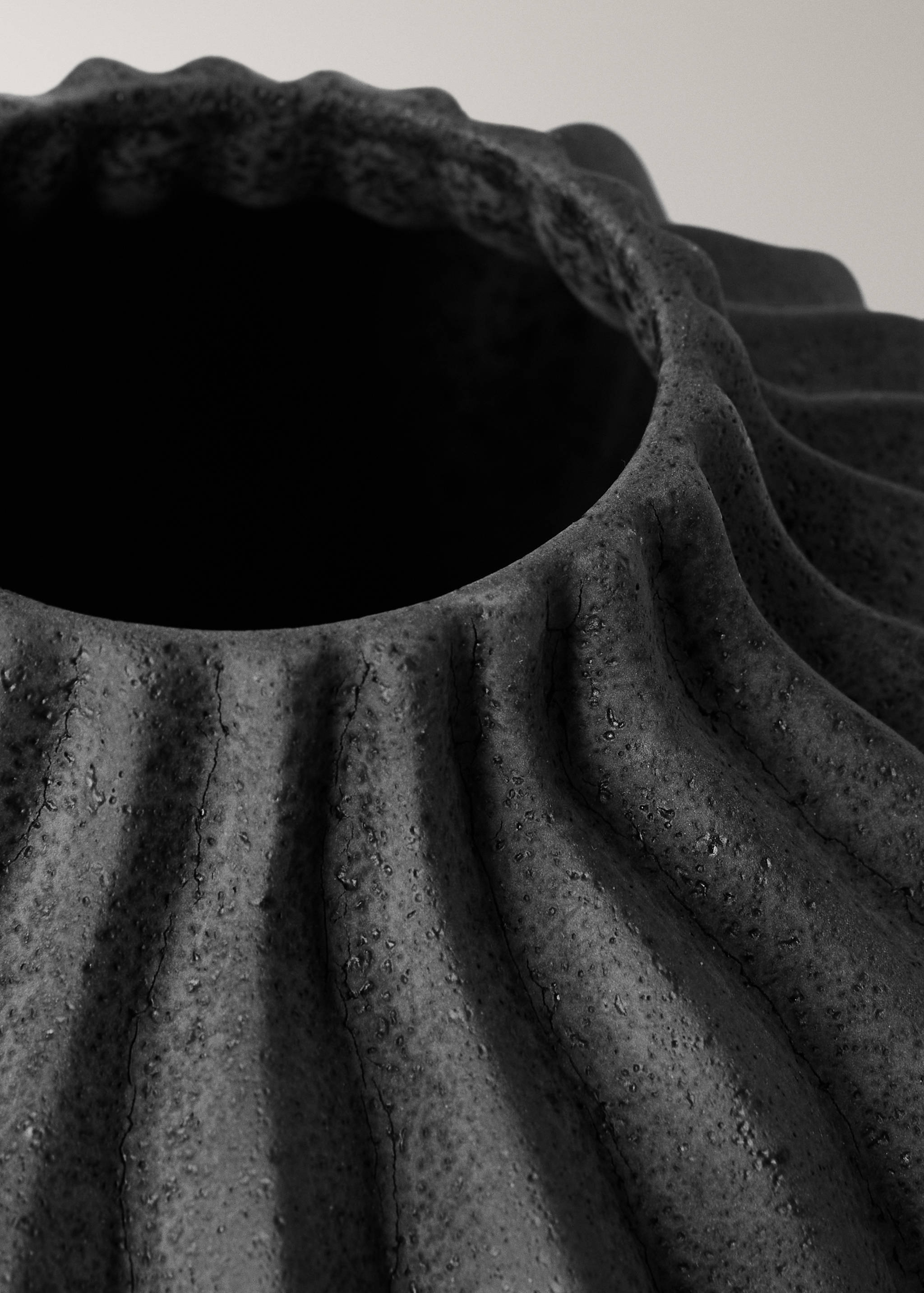 Small organic earthenware vase - Details of the article 2