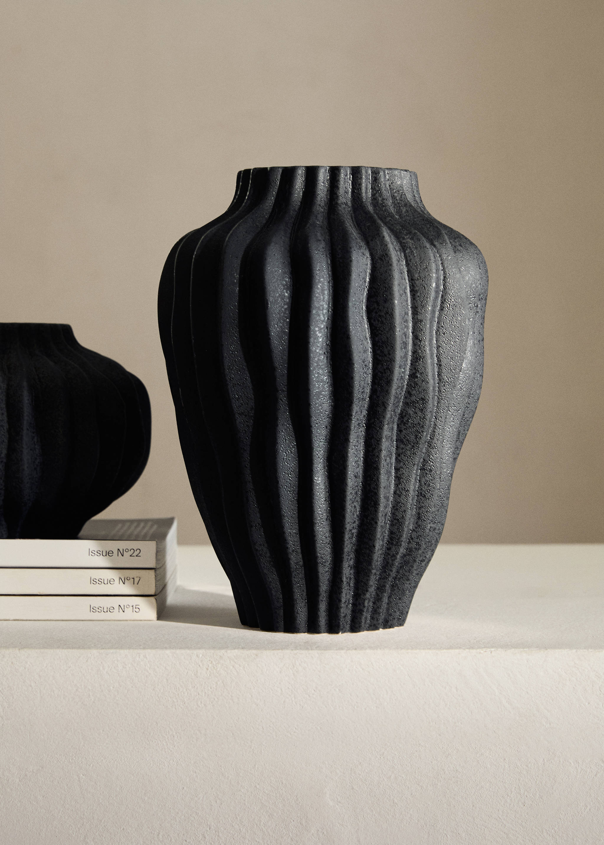 Large organic earthenware vase - General plane