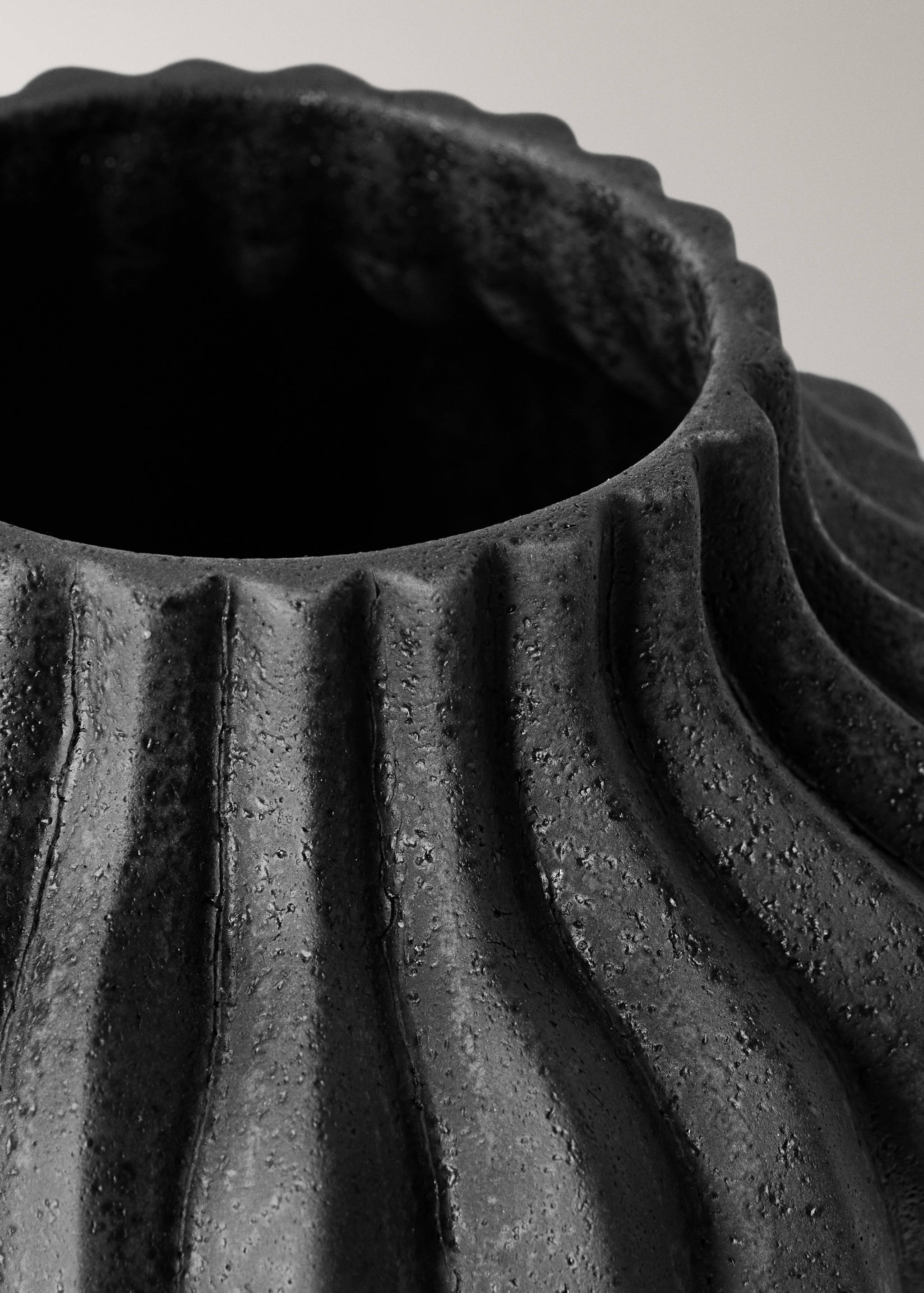 Large organic earthenware vase - Details of the article 2