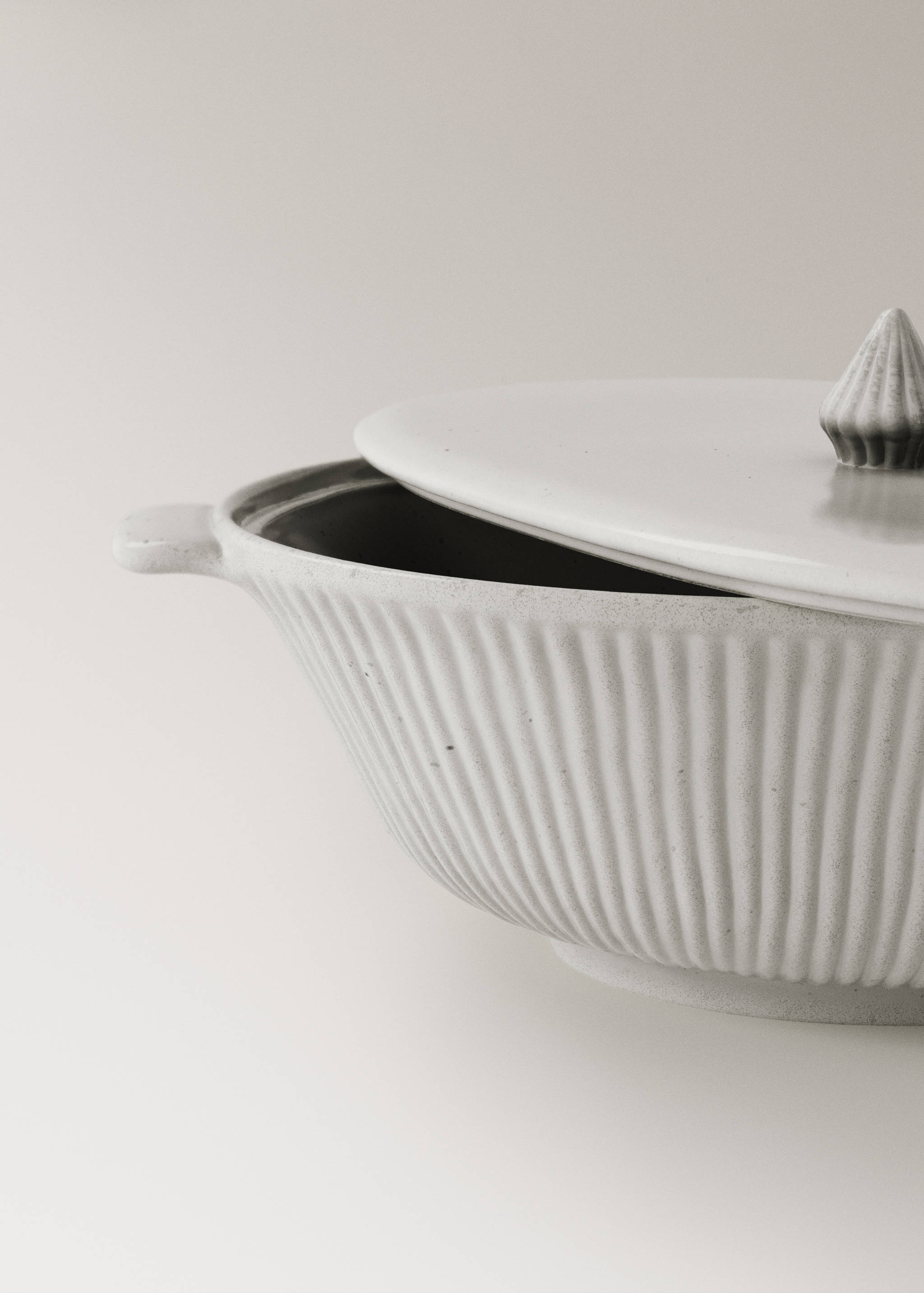 Steingutdeckel - Detail des Artikels 2