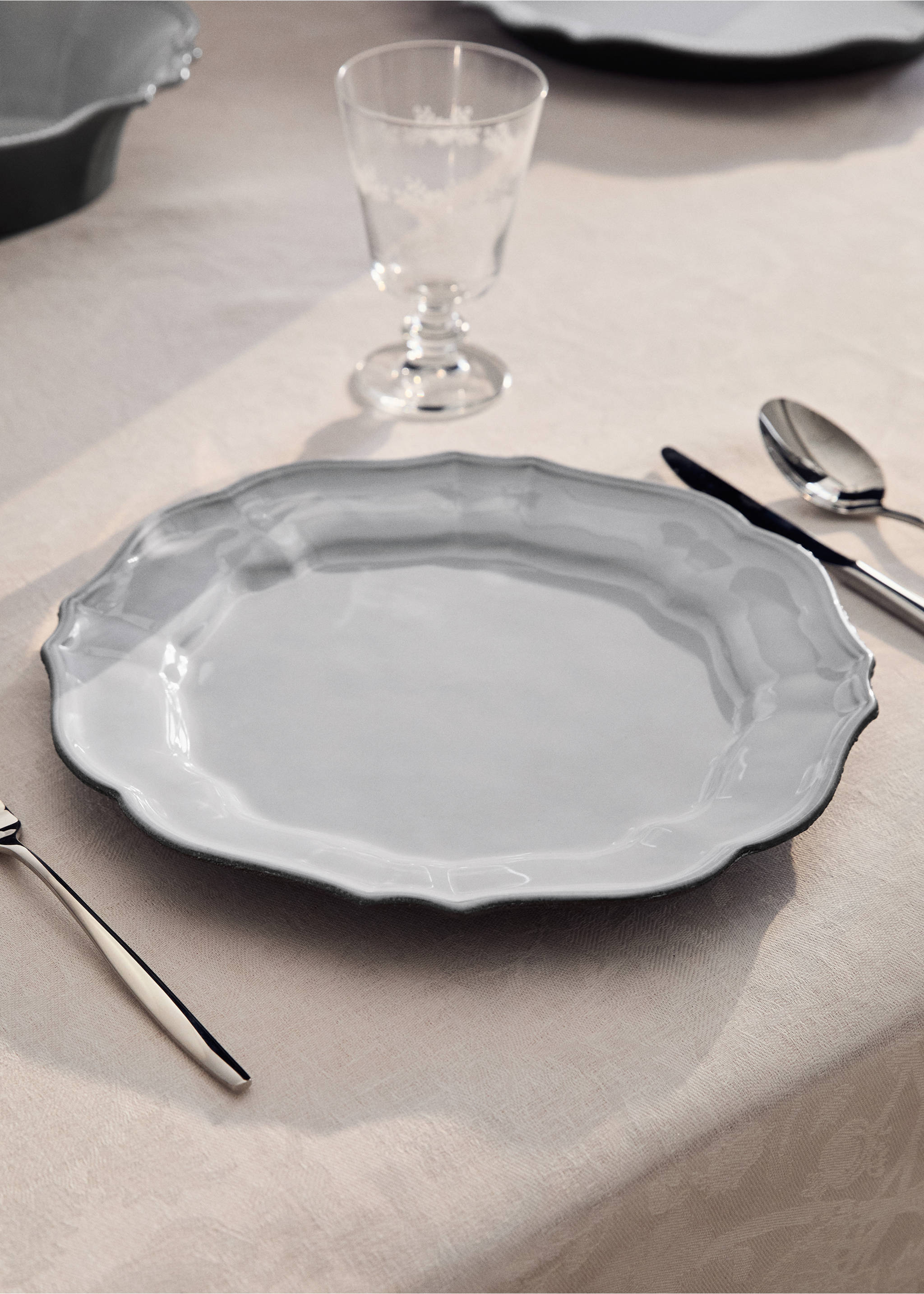 Flacher Teller aus recyceltem Gres - Allgemeine Ansicht, Hellgrau/Pastellgrau. Ref: 17062034-00.