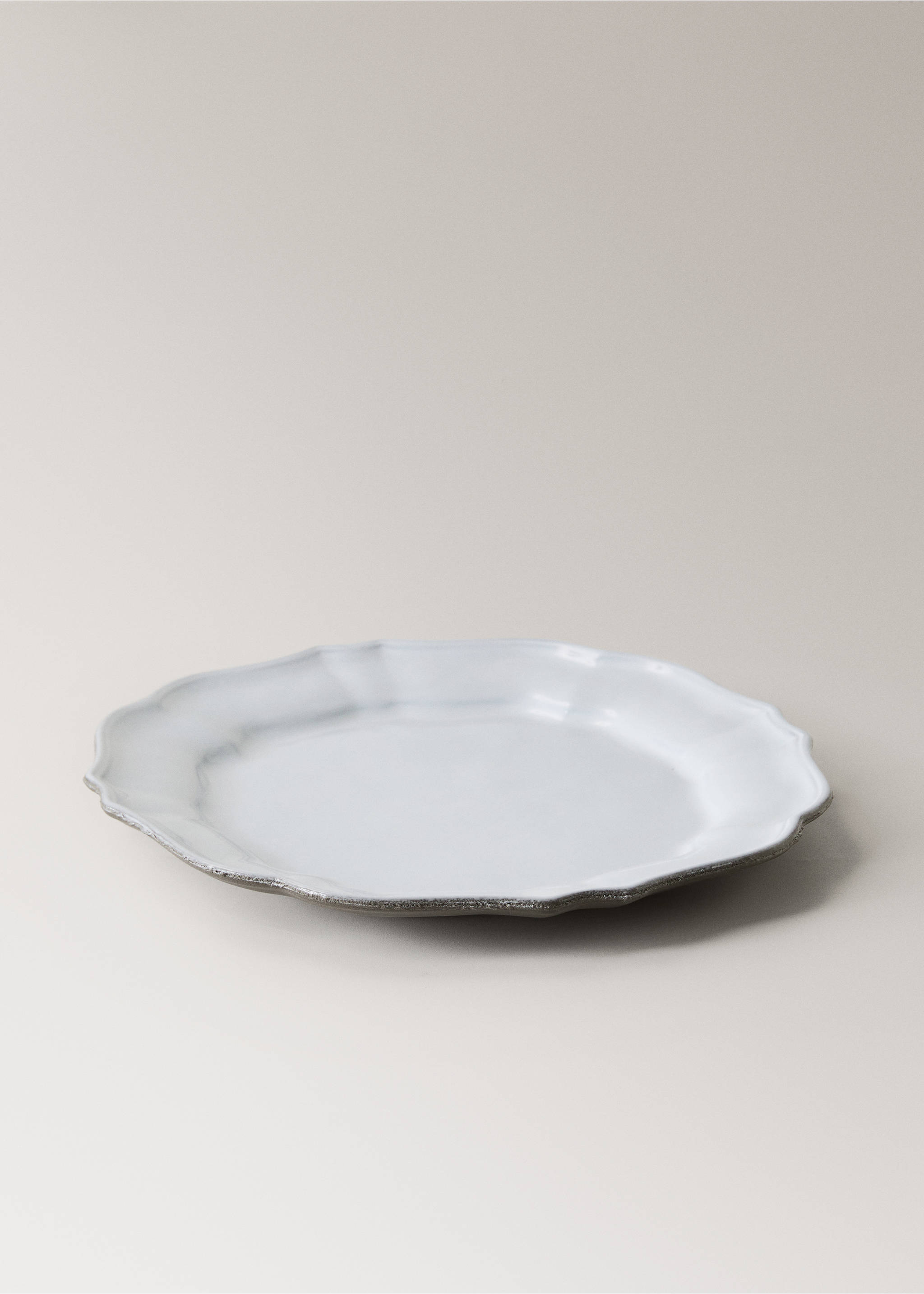 Flacher Teller aus recyceltem Gres - Detail des Artikels 2, Hellgrau/Pastellgrau. Ref: 17062034-00.