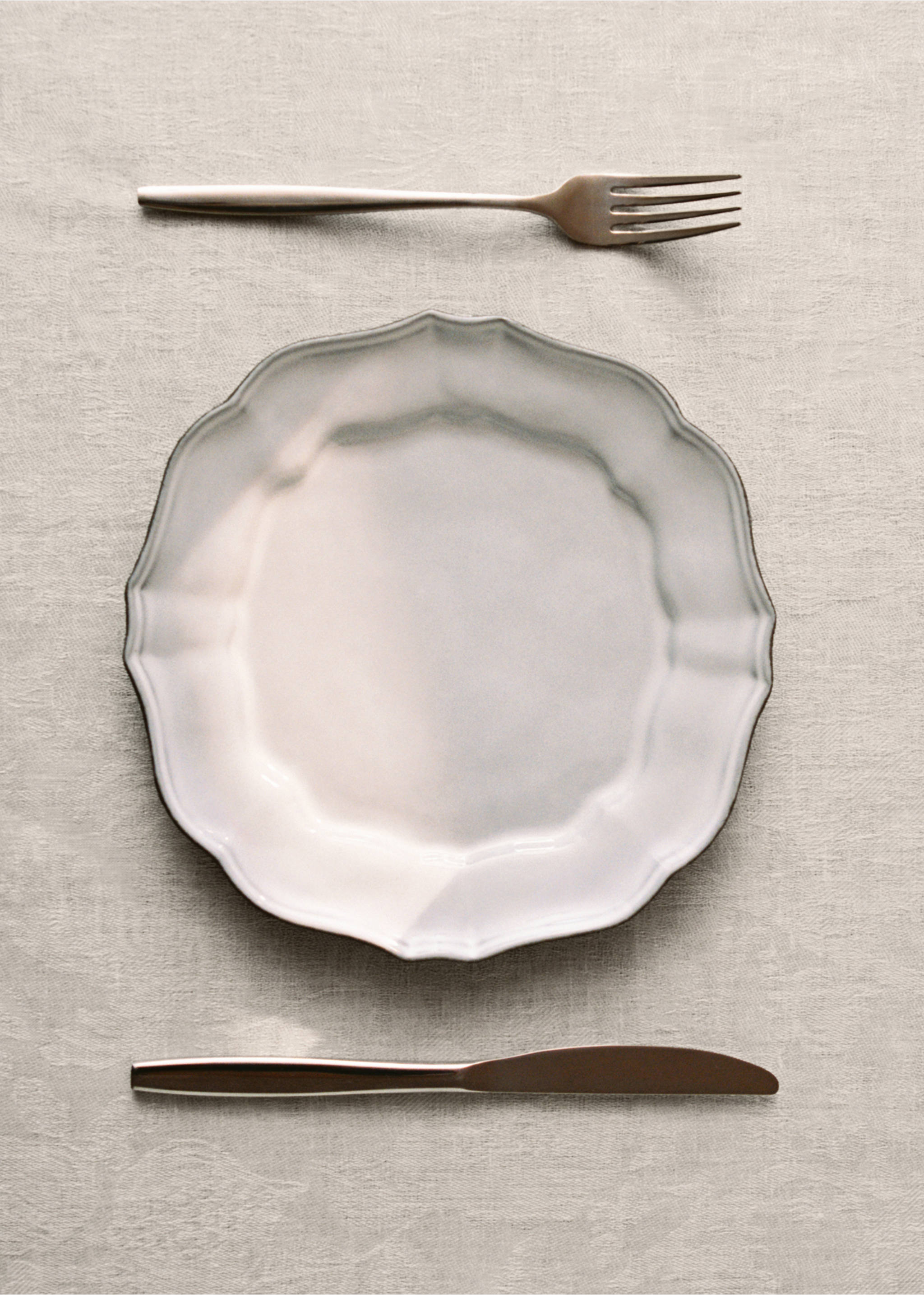 Flacher Teller aus recyceltem Gres - Detail des Artikels 6, Hellgrau/Pastellgrau. Ref: 17062034-00.