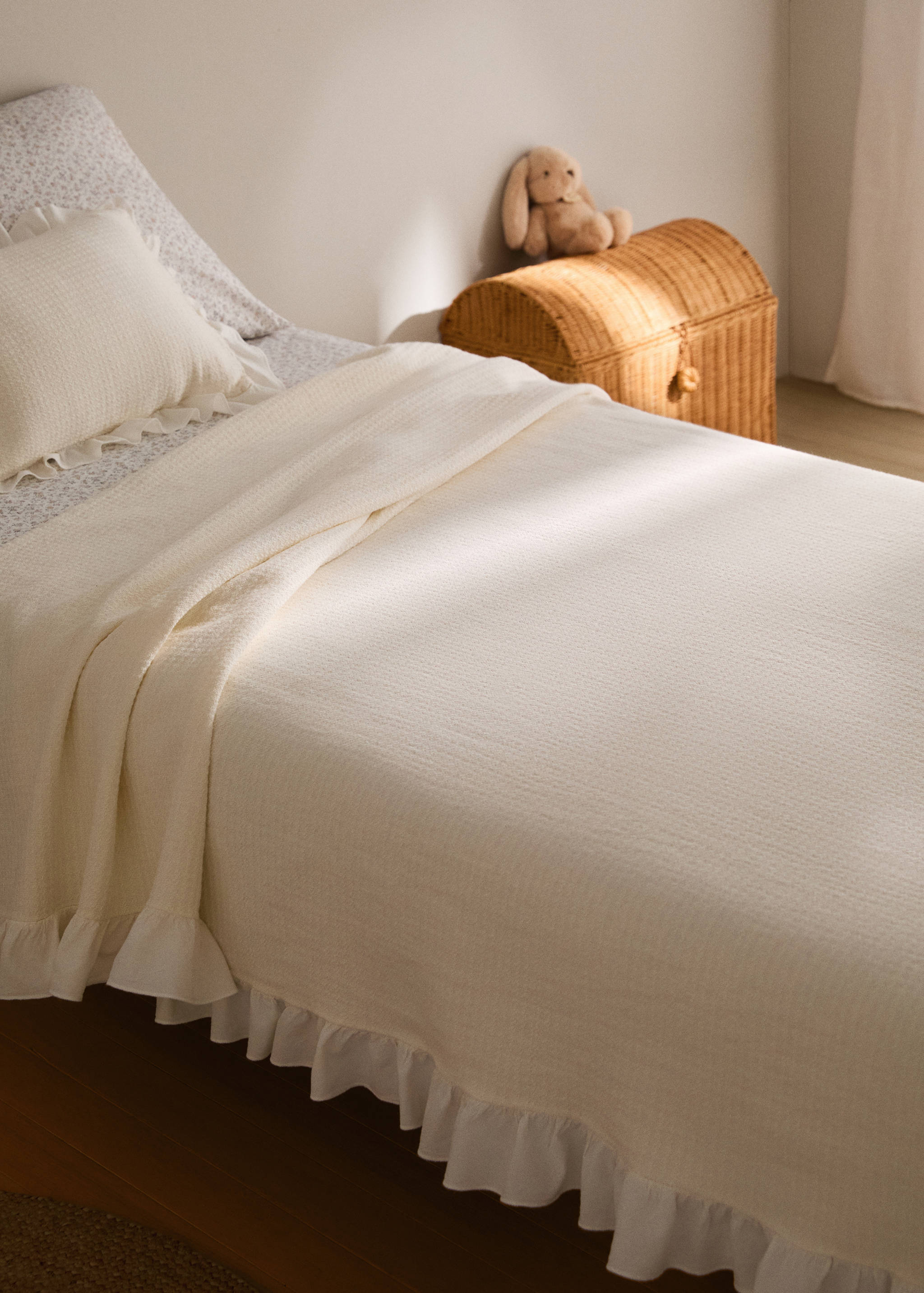 Jacquard cotton bedspread with ruffle for mini cot - General plane