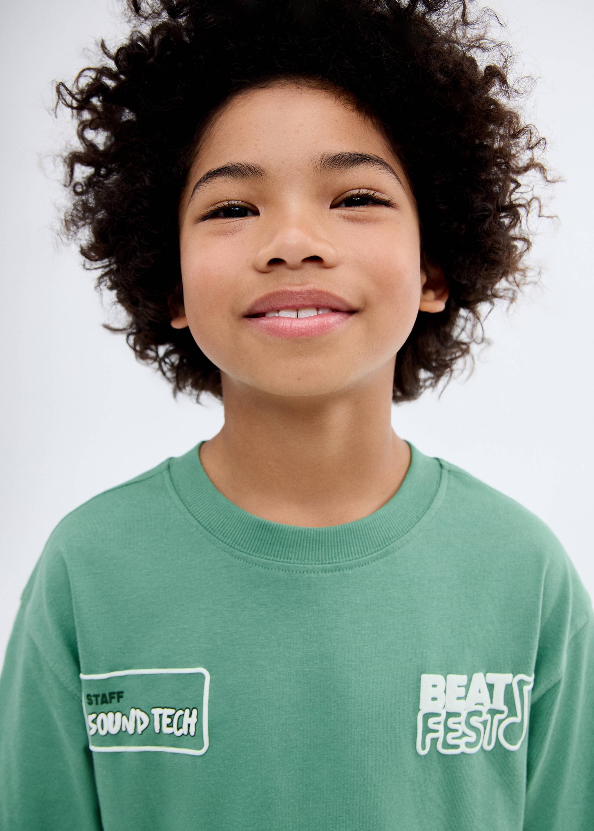 تي شيرت عليه حروف منقوشة مطبوعة - تفاصيل المنتج 1