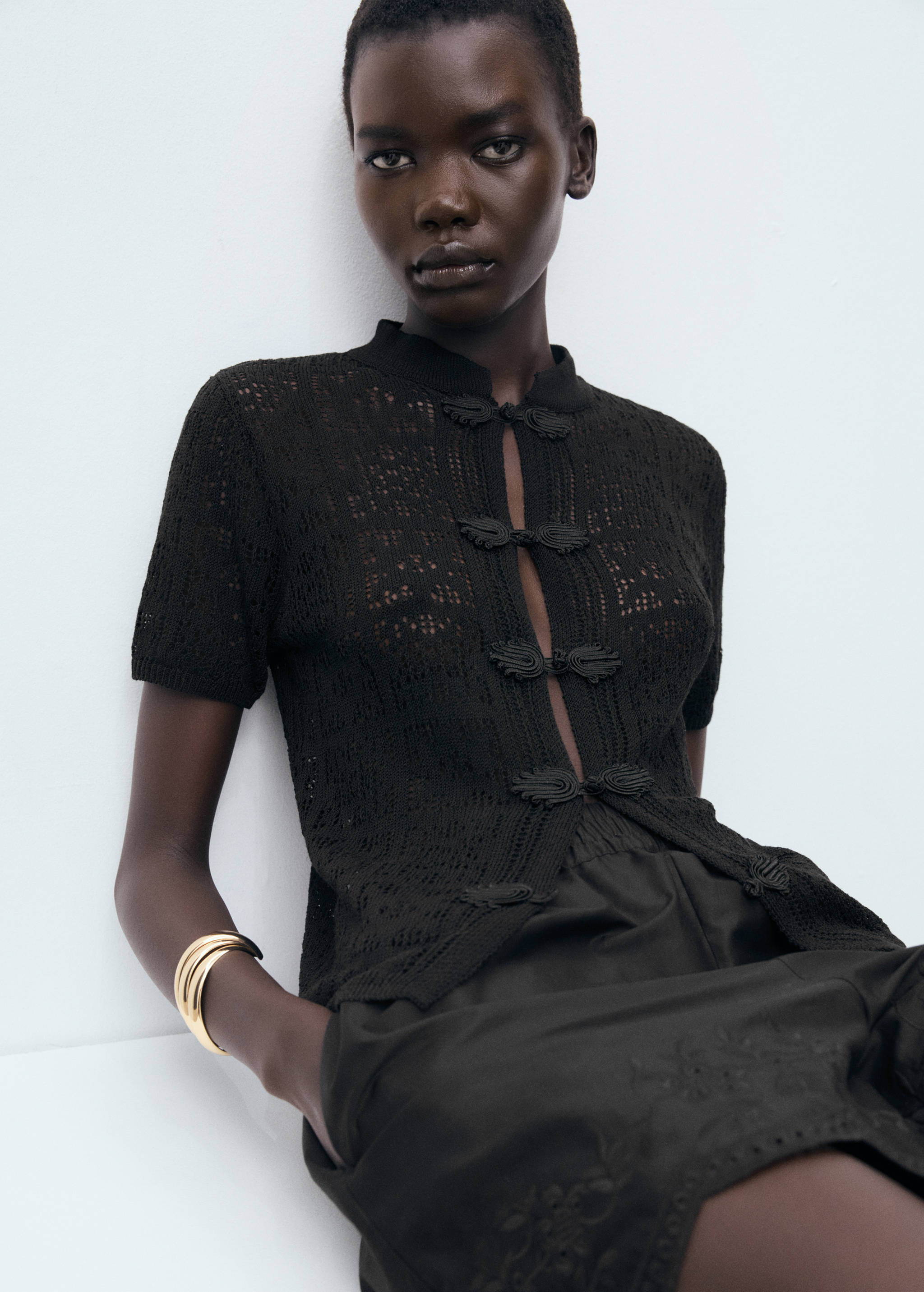 كارديجان كروشيه بأزرار ألامار - رؤية وسط