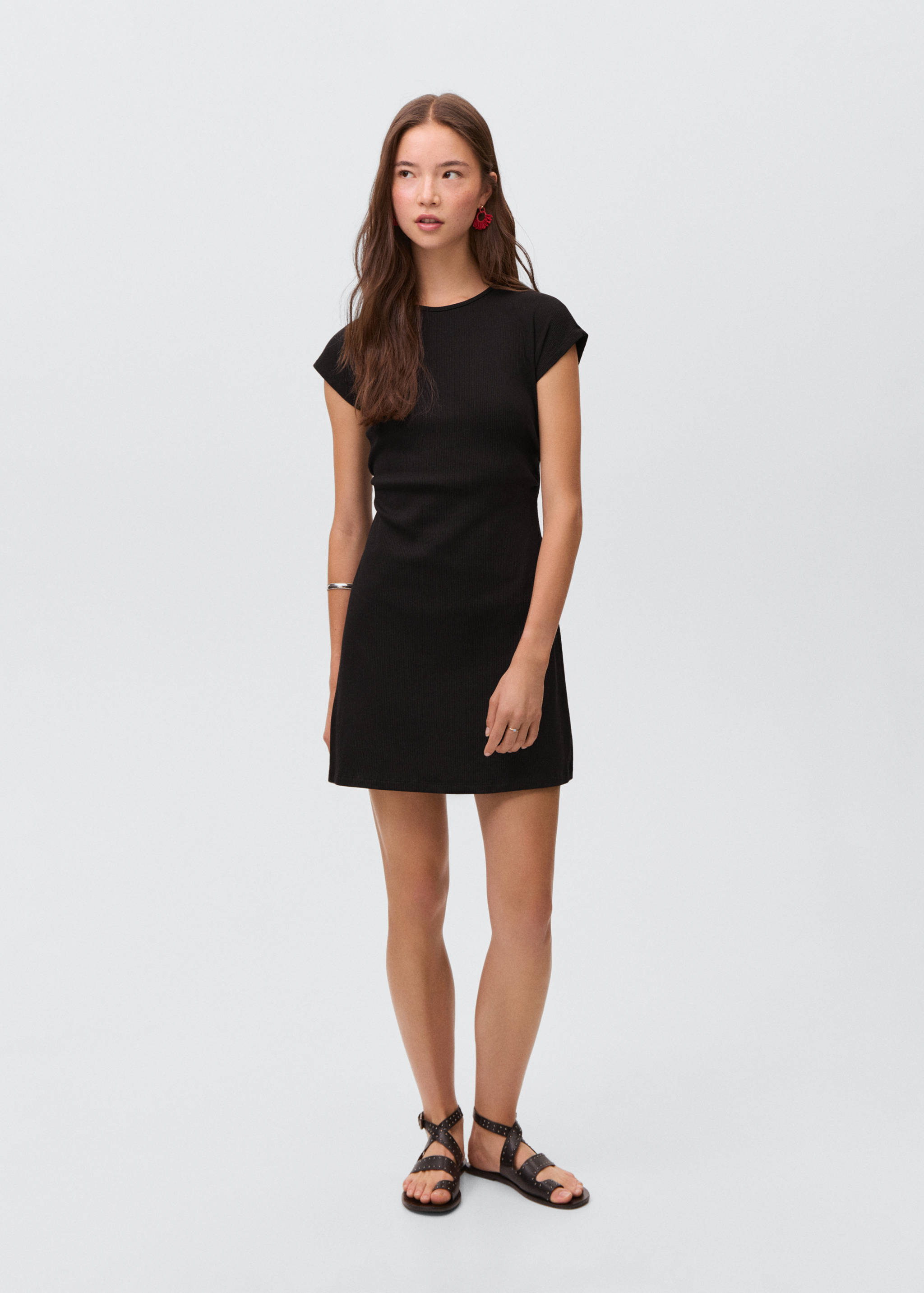 Короткое платье в рубчик - Общий план