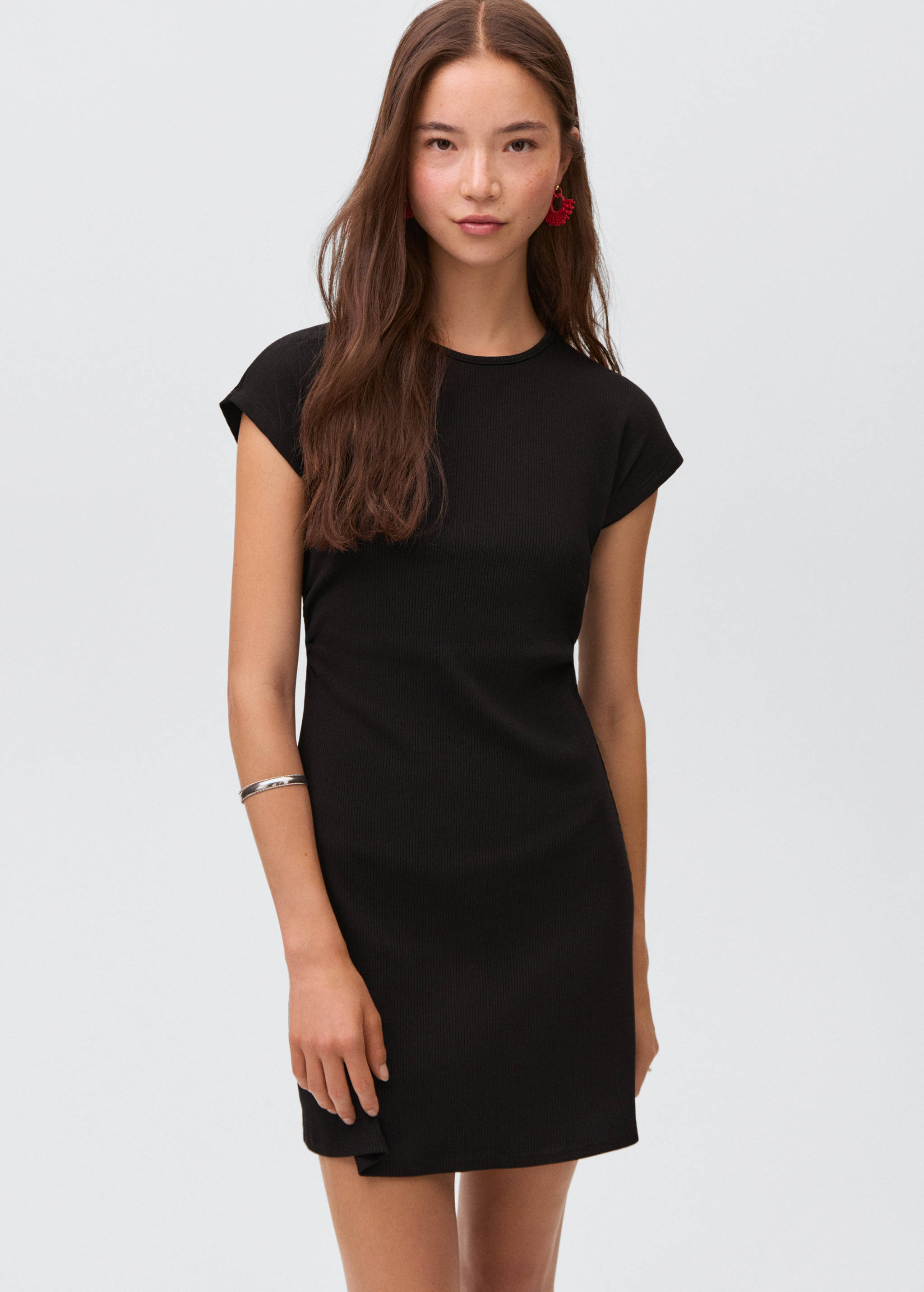 Короткое платье в рубчик - Средний план