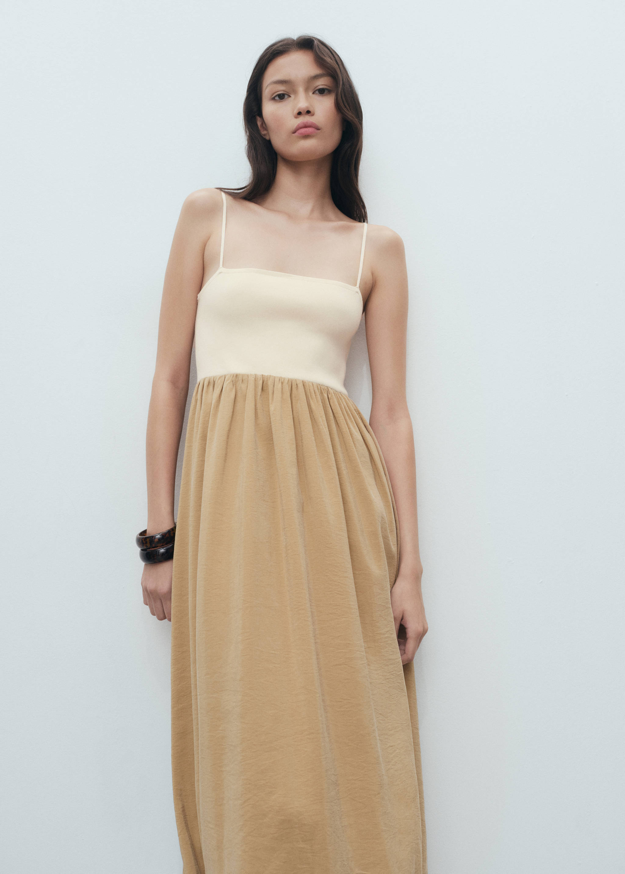 Kombinované úpletové šaty s balónovým střihem - Náhled ve středové rovině