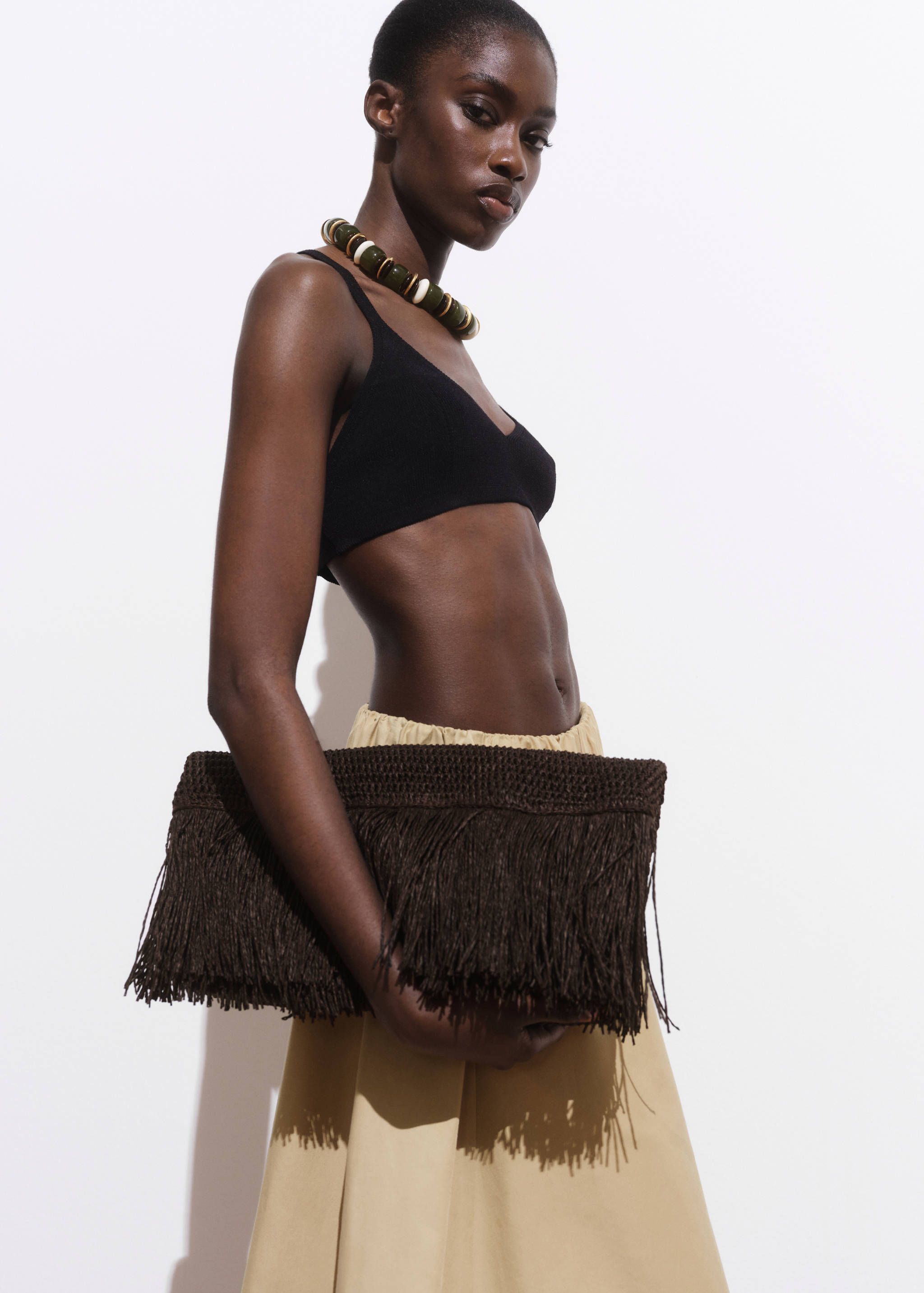 Carteira de mão de fibra natural com franjas - Plano geral