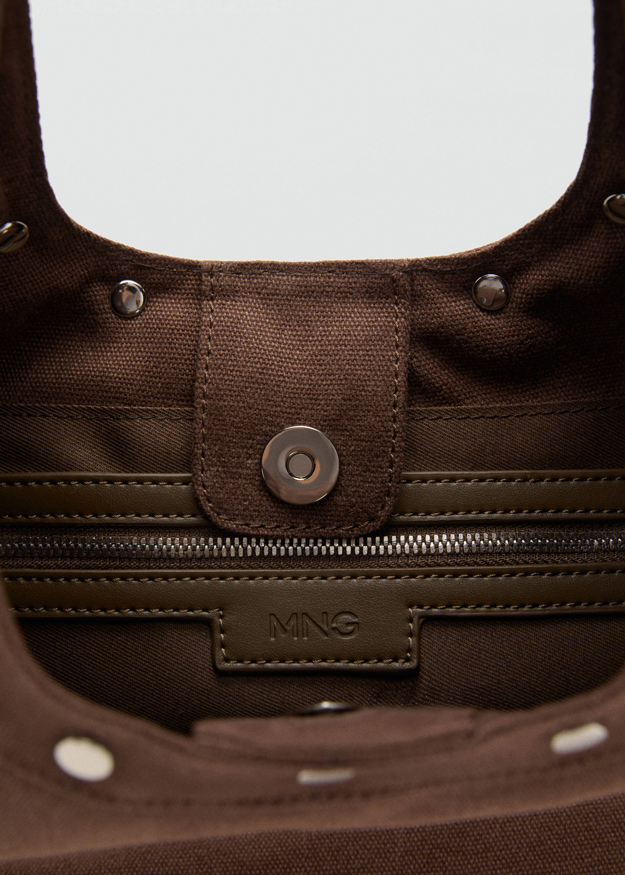 Oval studded shoulder bag - Details of the article 3