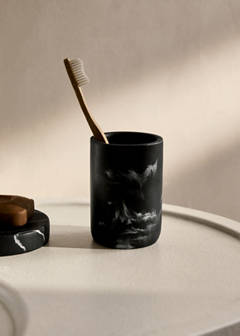 Marble-effect resin bathroom glass — Black 1