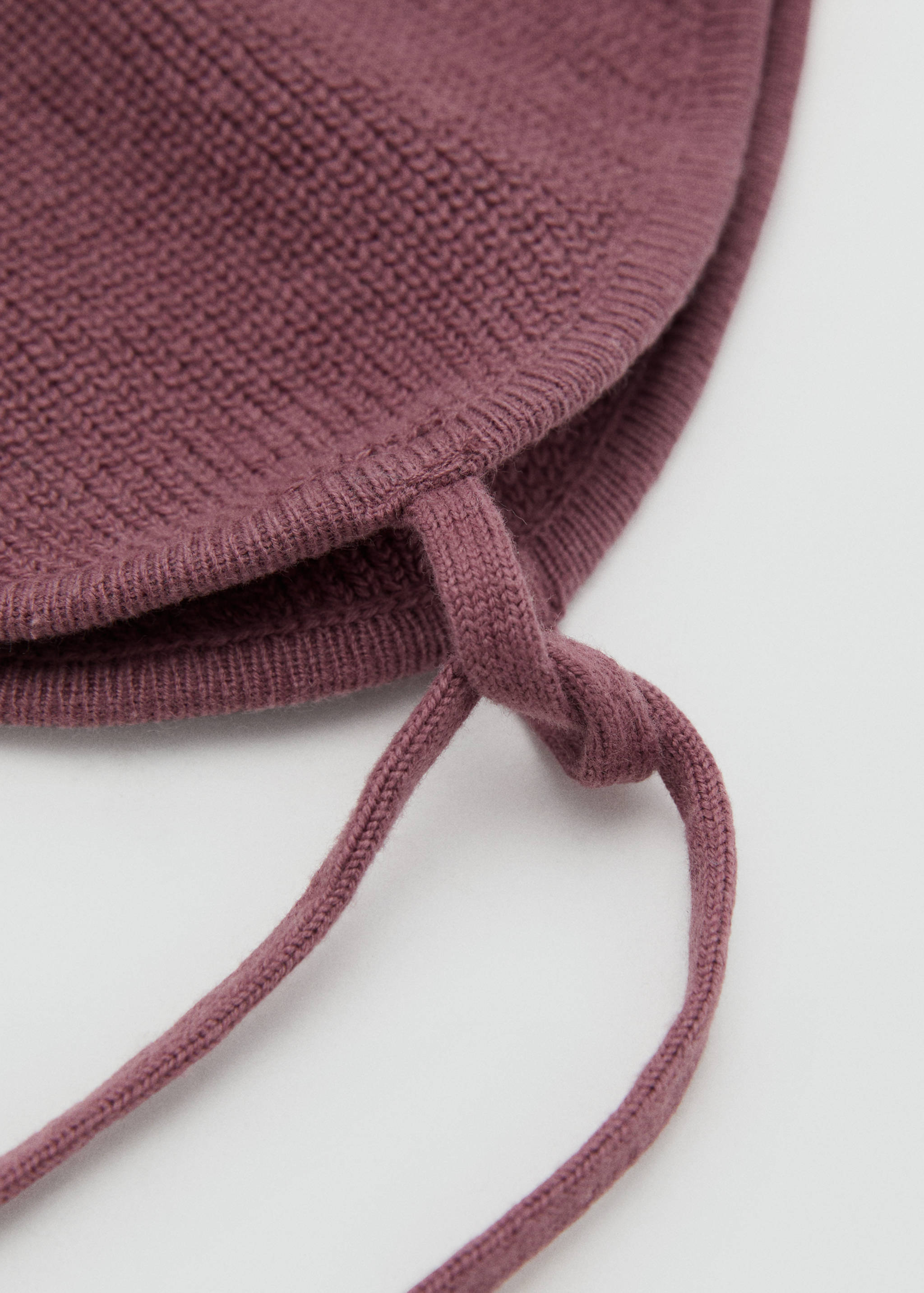 Knitted bonnet with tassel - Medium plane