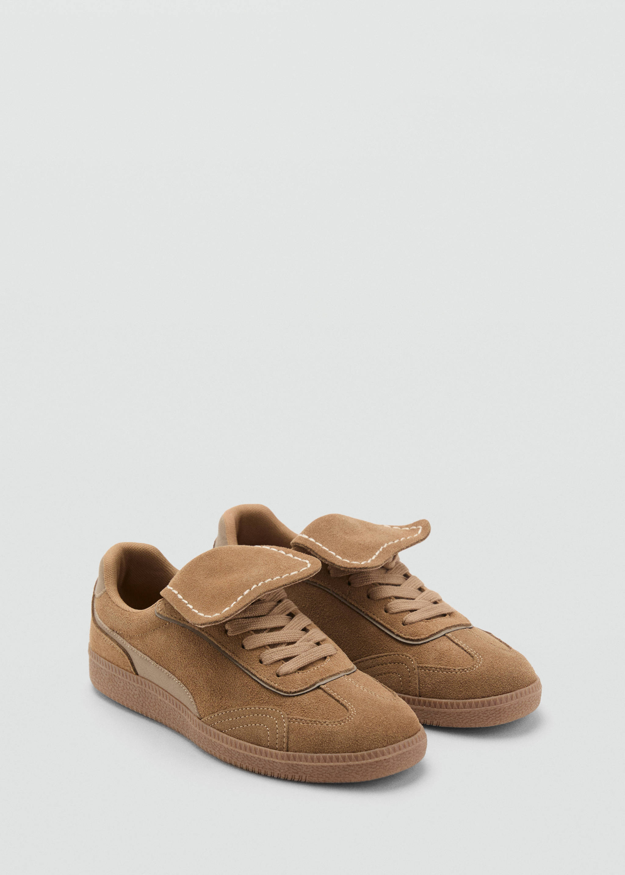 Кроссовки из комбинации кожи и спилка - Средний план