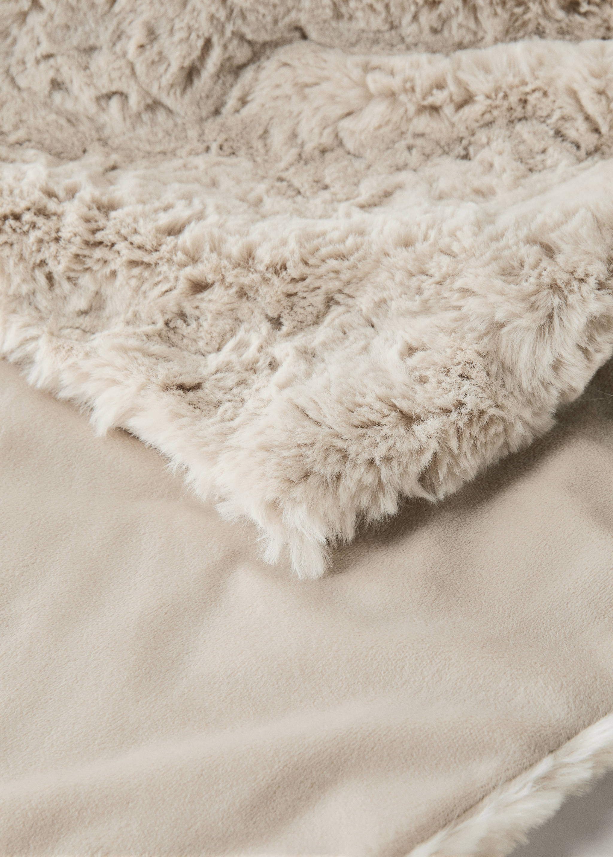 Medium faux-fur textured blanket - Details of the article 1