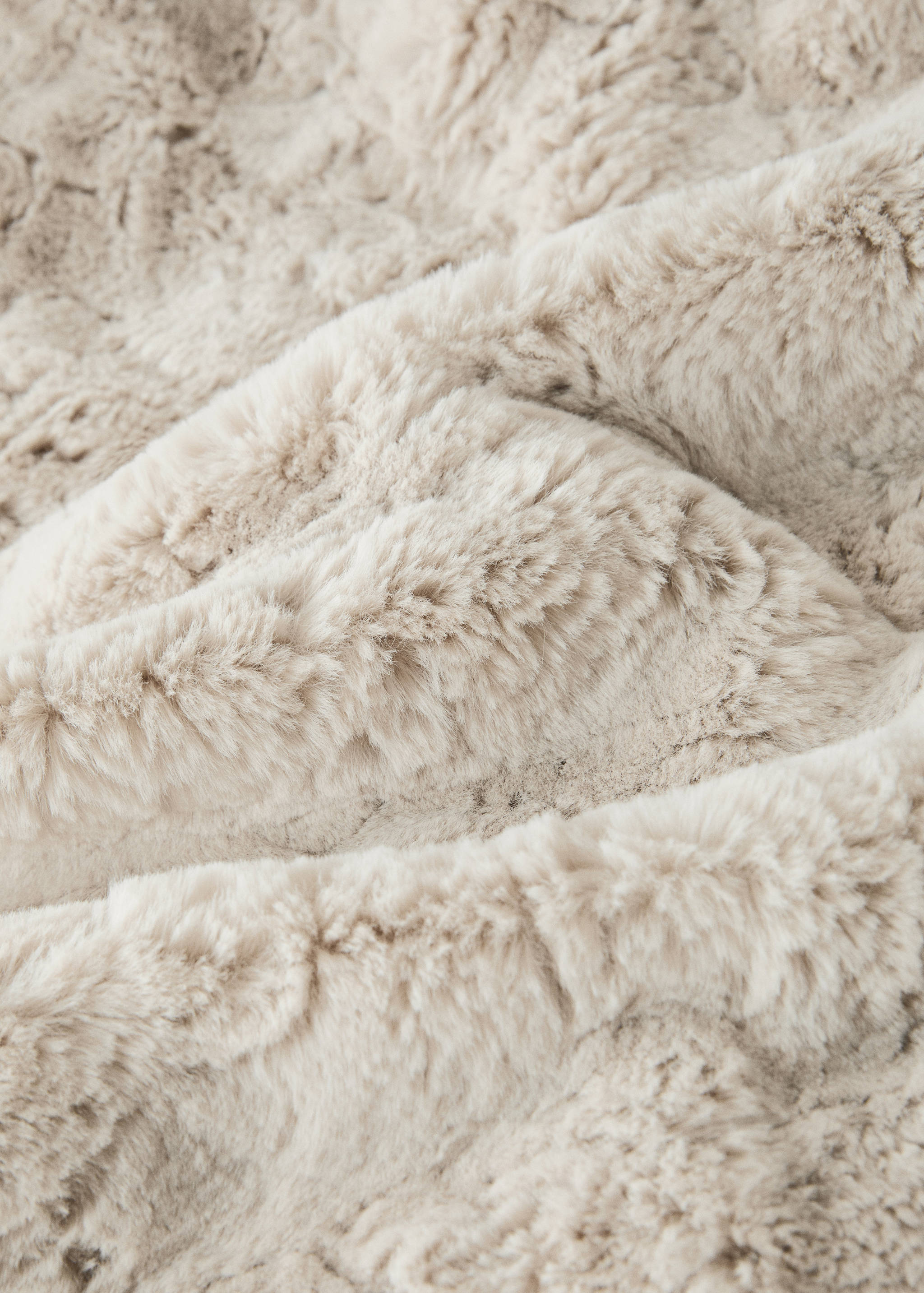 Medium faux-fur textured blanket - Details of the article 2