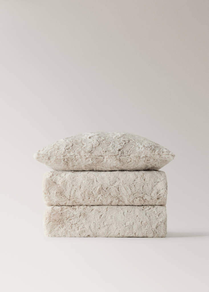 Medium faux-fur textured blanket — Sand
