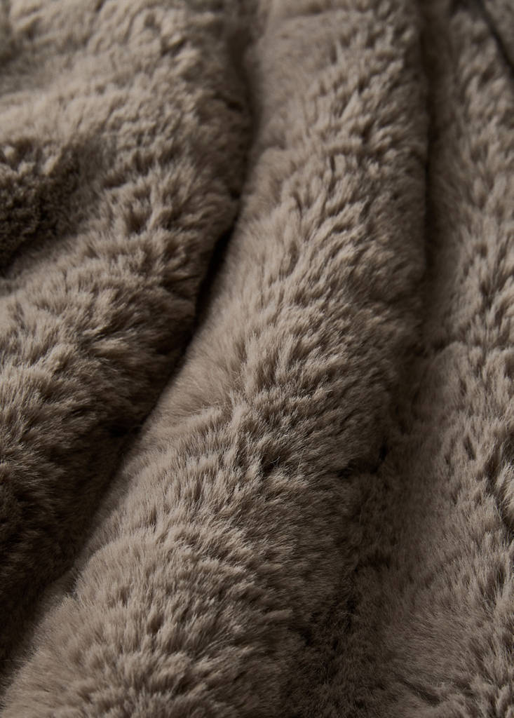 Medium faux-fur textured blanket — Grey