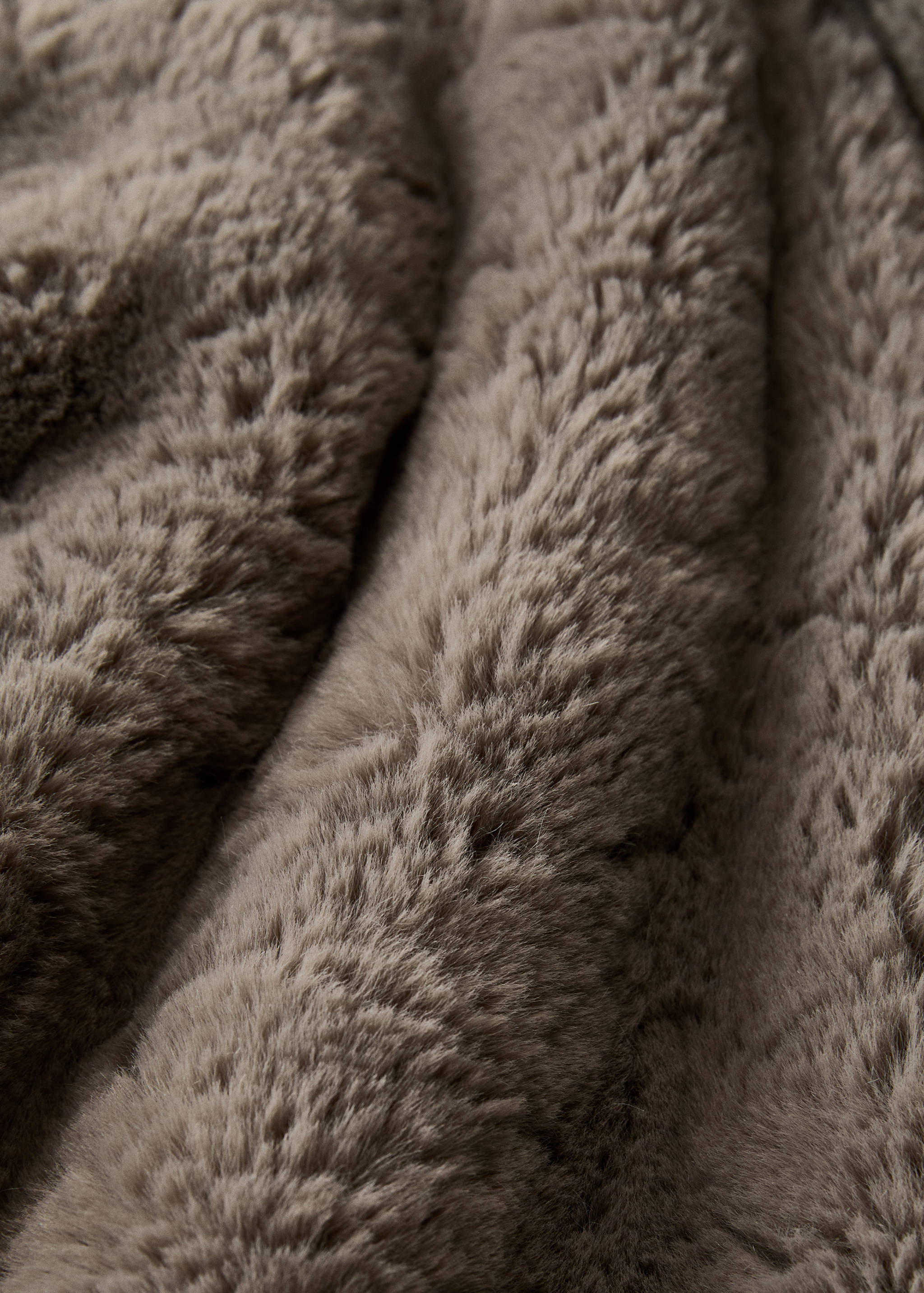 Medium faux-fur textured blanket - Details of the article 1