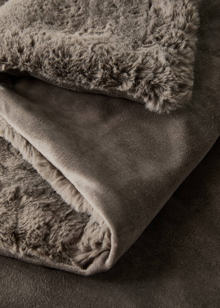 Medium faux-fur textured blanket — Grey