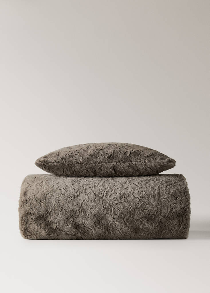 Medium faux-fur textured blanket — Grey