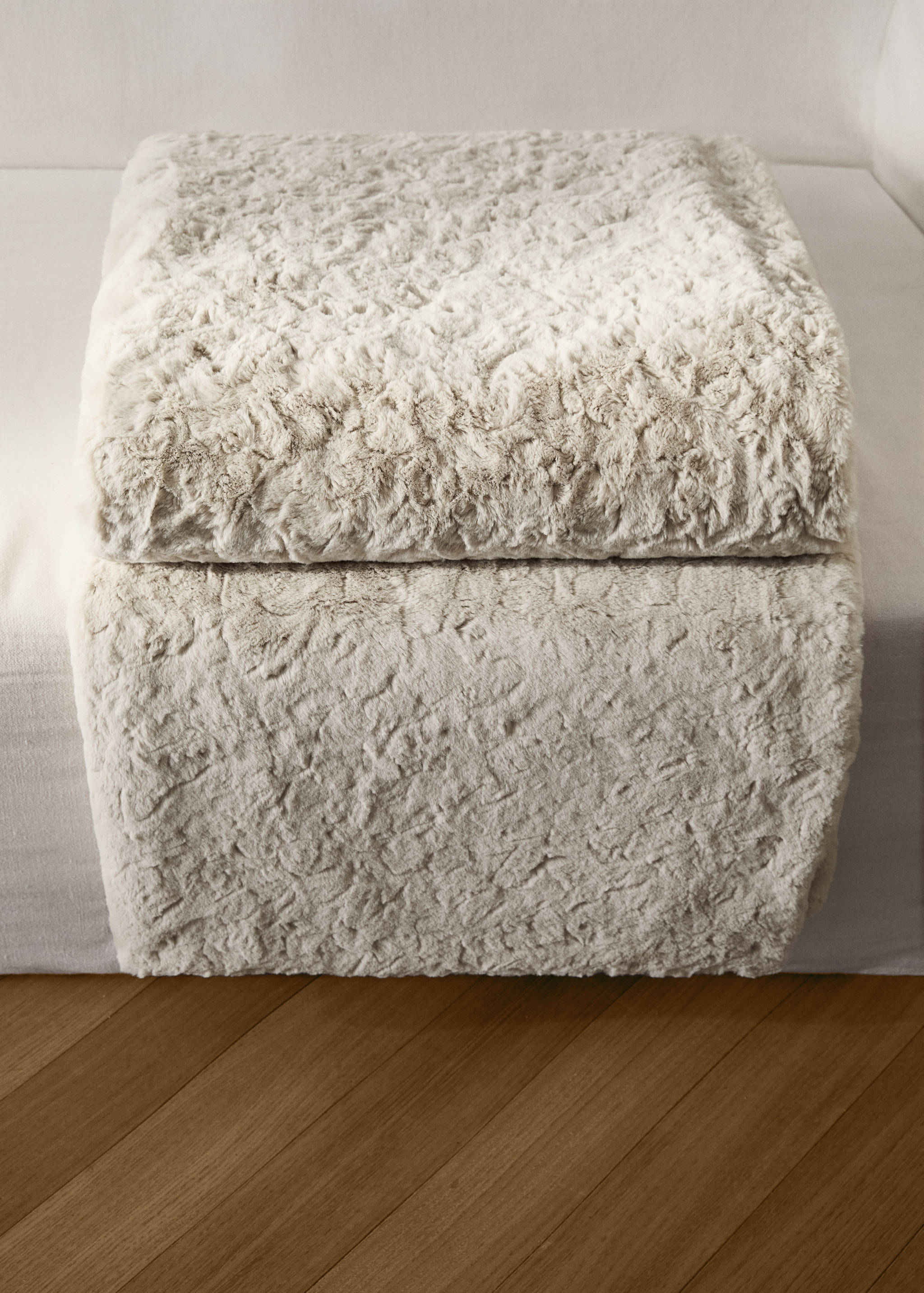 Large faux-fur textured blanket - General plane