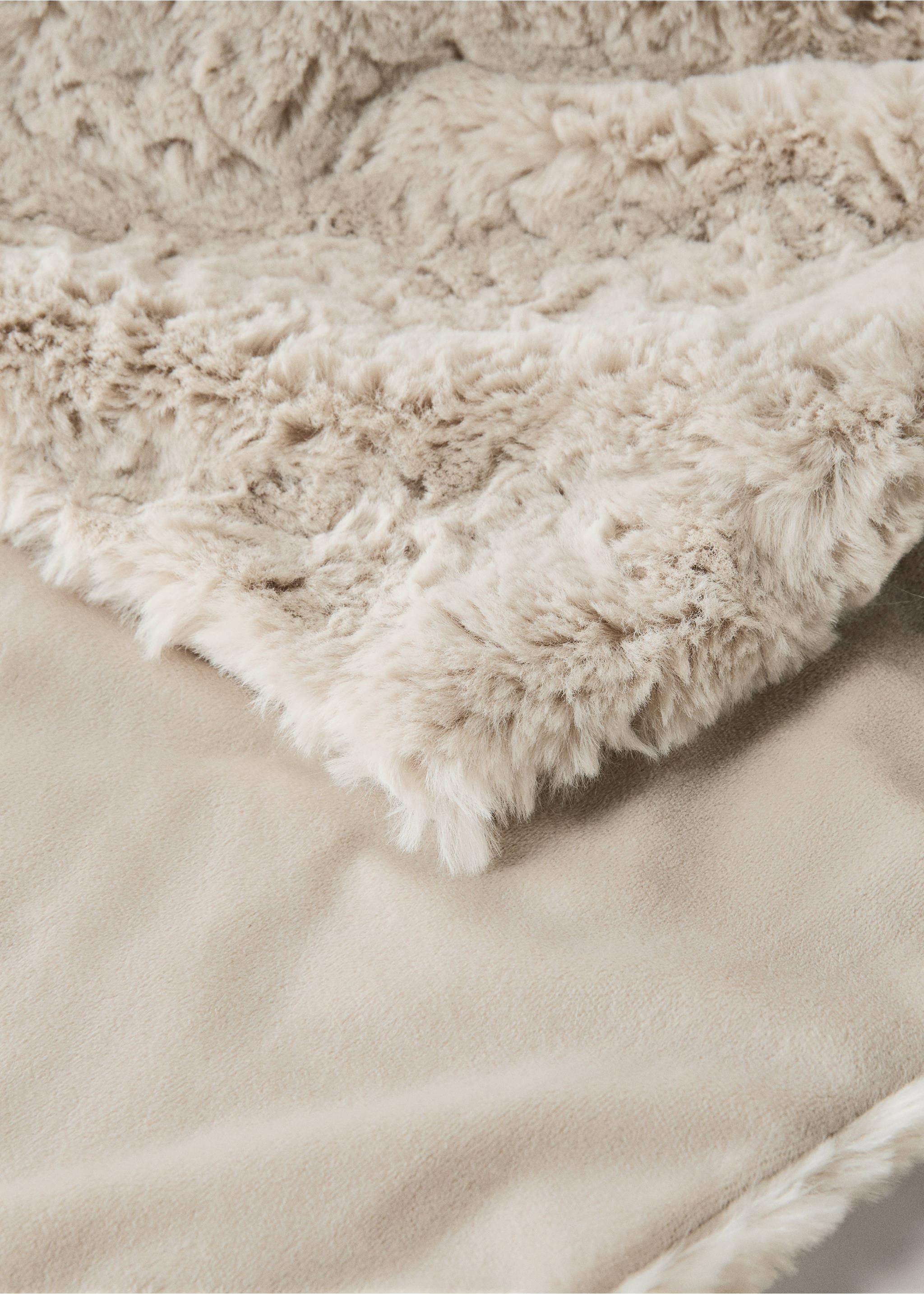 Large faux-fur textured blanket - Details of the article 1, Sand. Ref: 17063311-00.