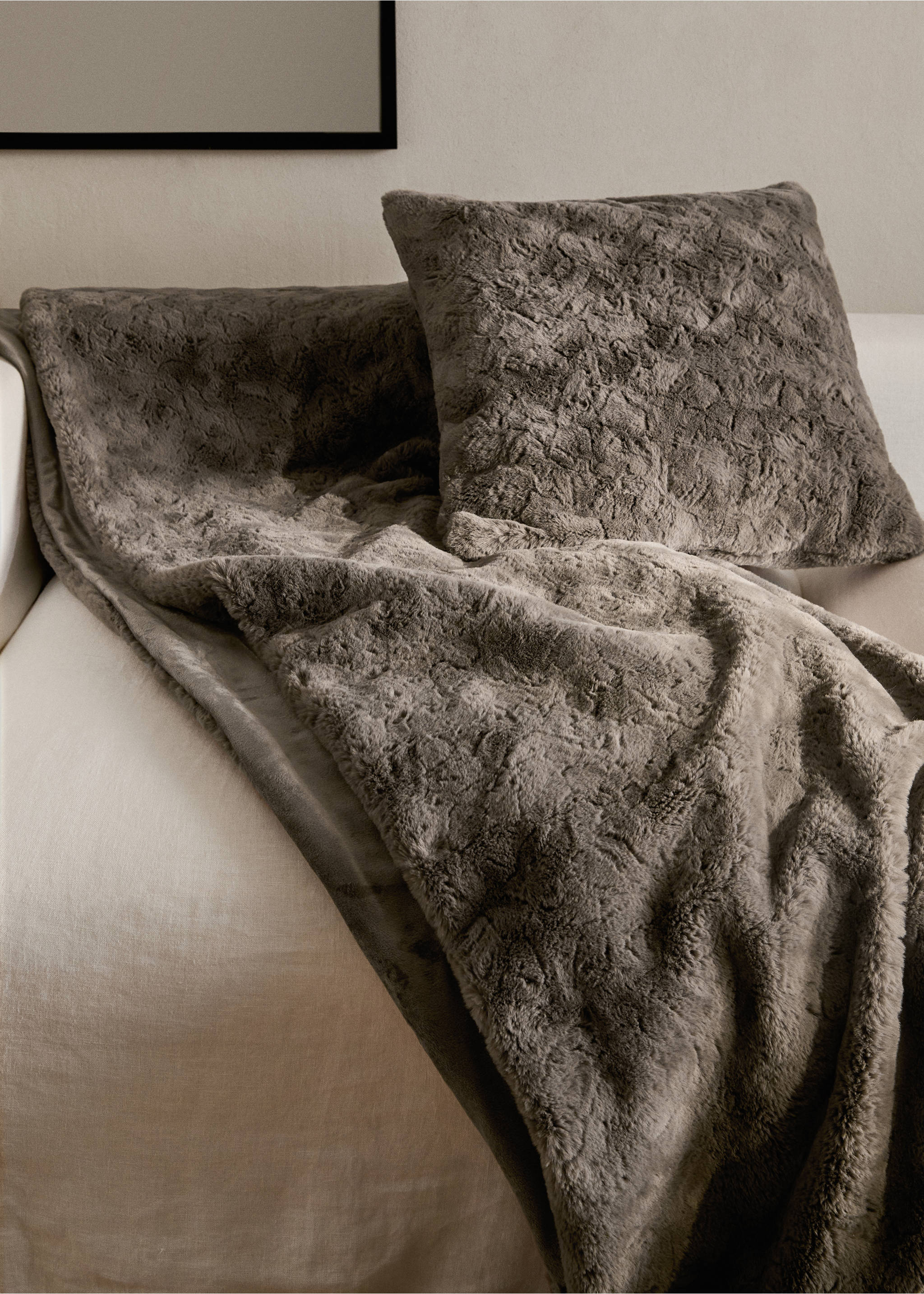 Large faux-fur textured blanket - General plane, Grey. Ref: 17063311-00.