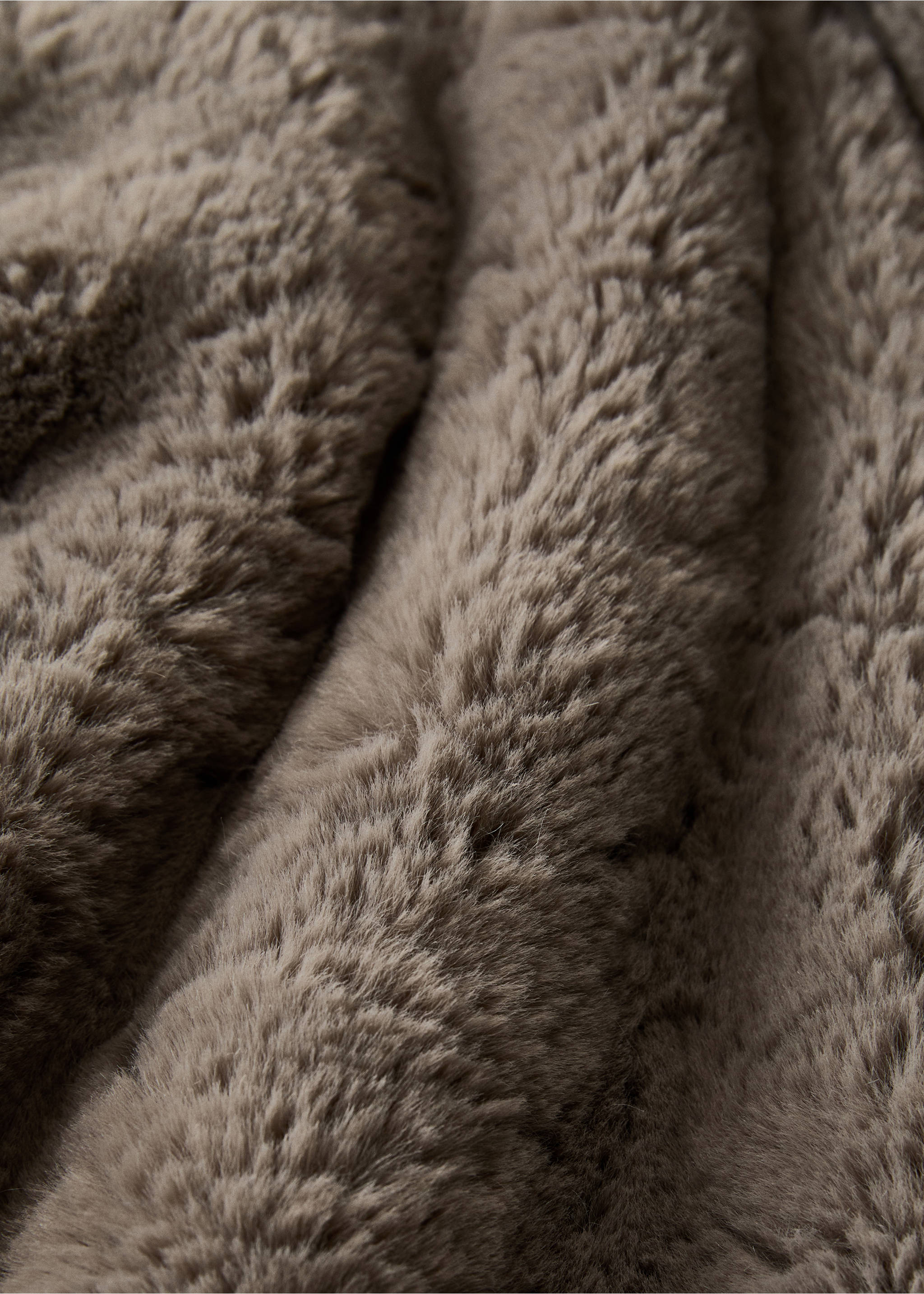 Large faux-fur textured blanket - Details of the article 1, Grey. Ref: 17063311-00.