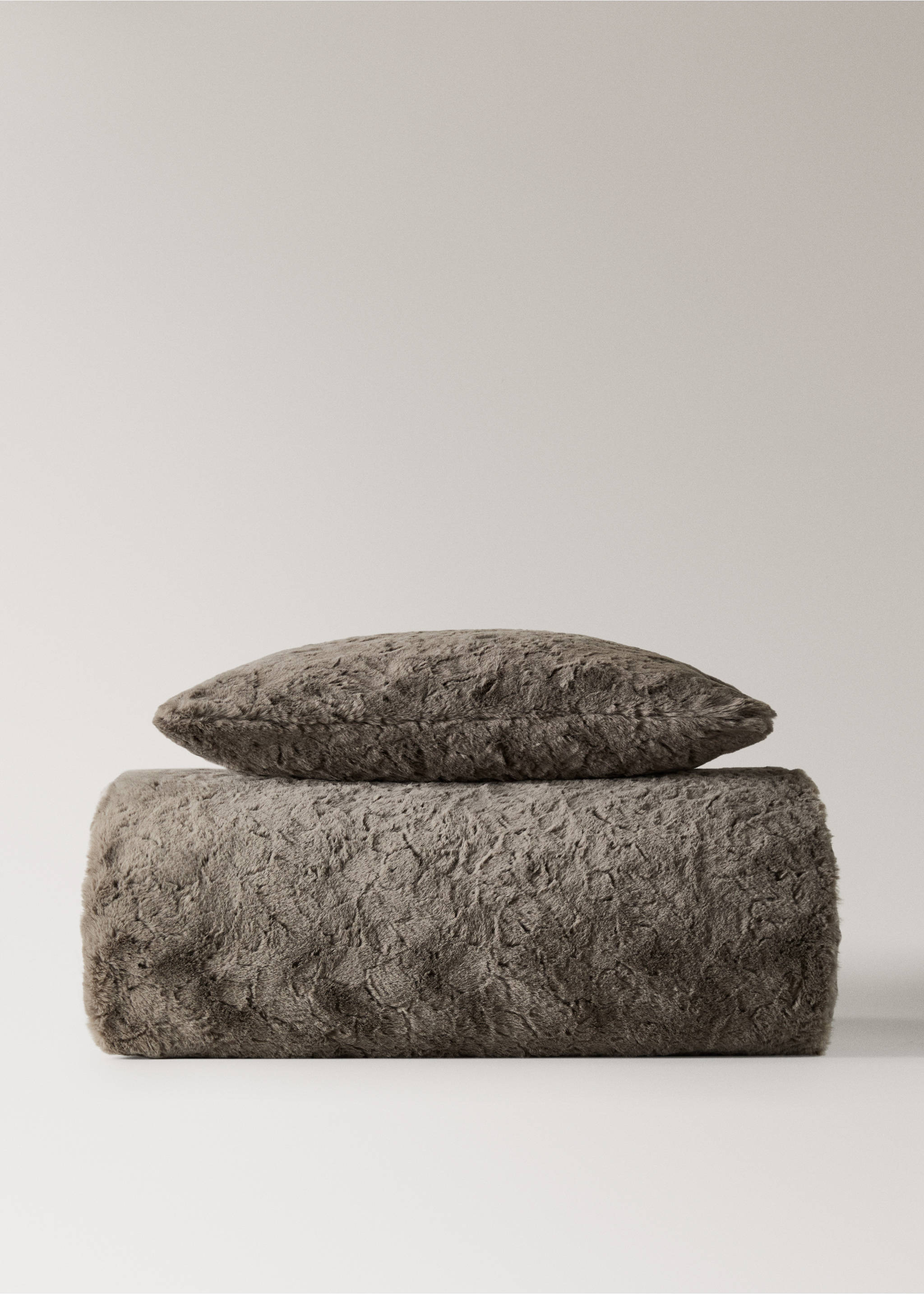 Large faux-fur textured blanket - Details of the article 3, Grey. Ref: 17063311-00.