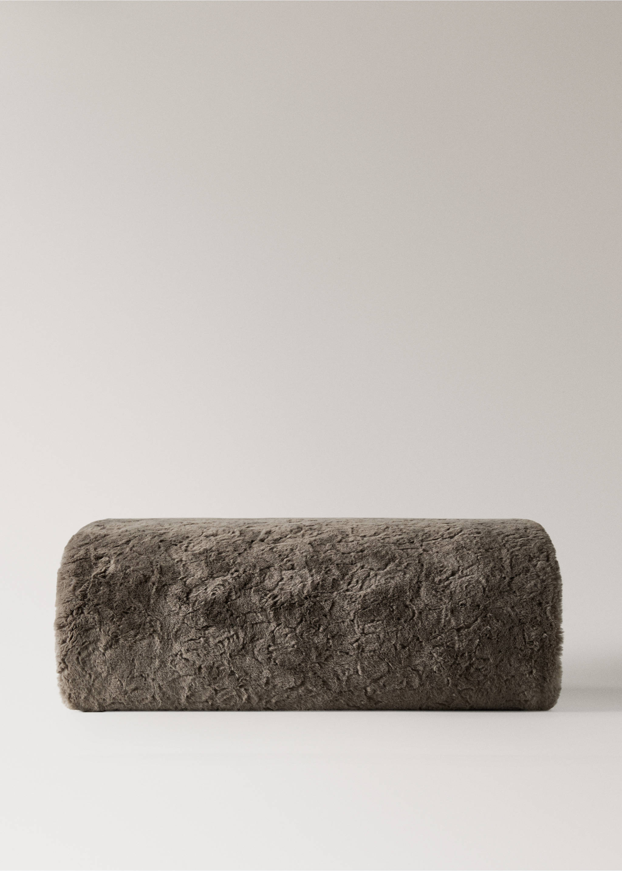 Large faux-fur textured blanket - Article without model, Grey. Ref: 17063311-00.