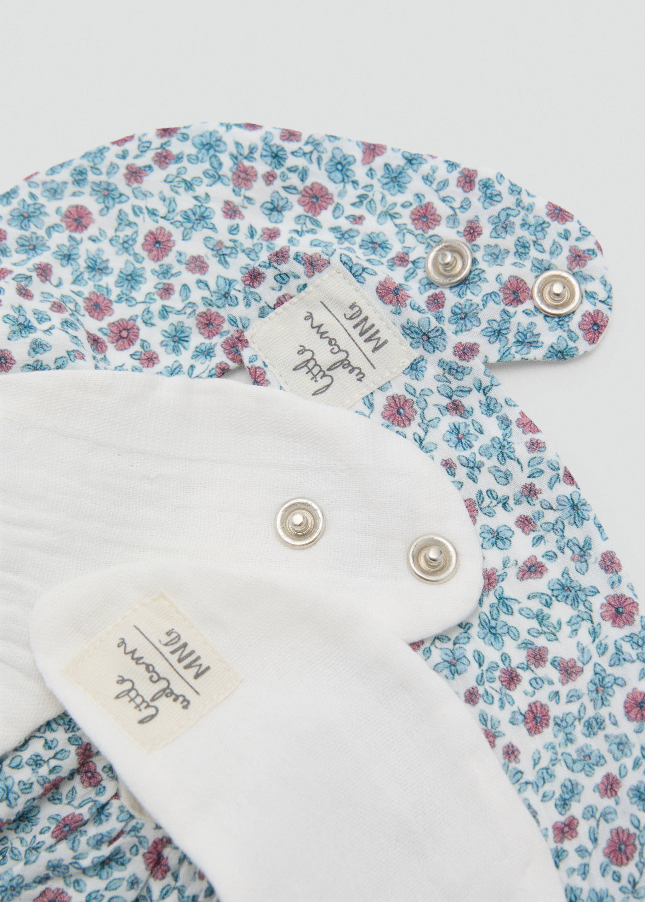 Balení 2 bryndáčků - Náhled ve středové rovině