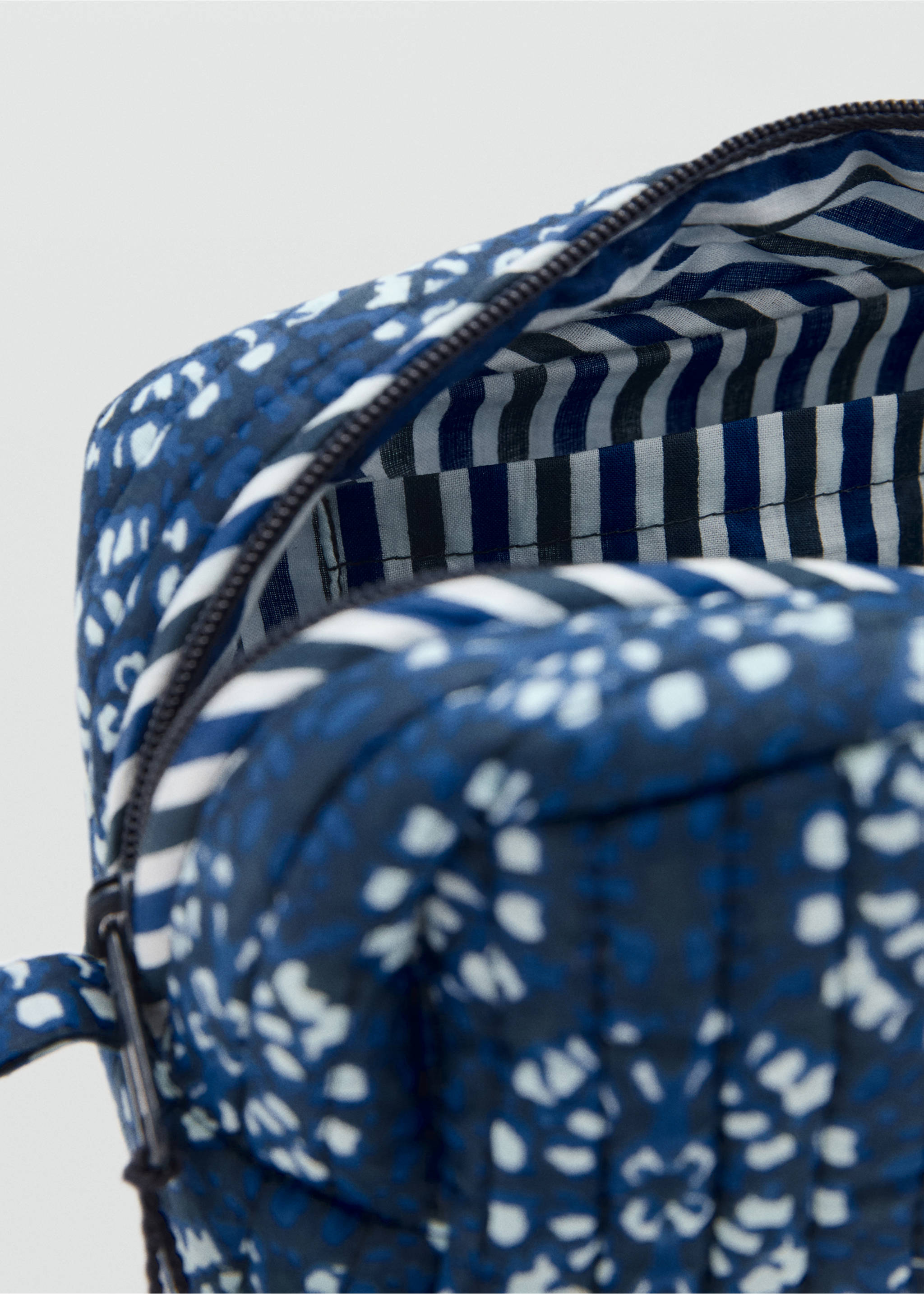 Toiletry bag with ethnic print - Details of the article 2, Blue. Ref: 17063315-00.